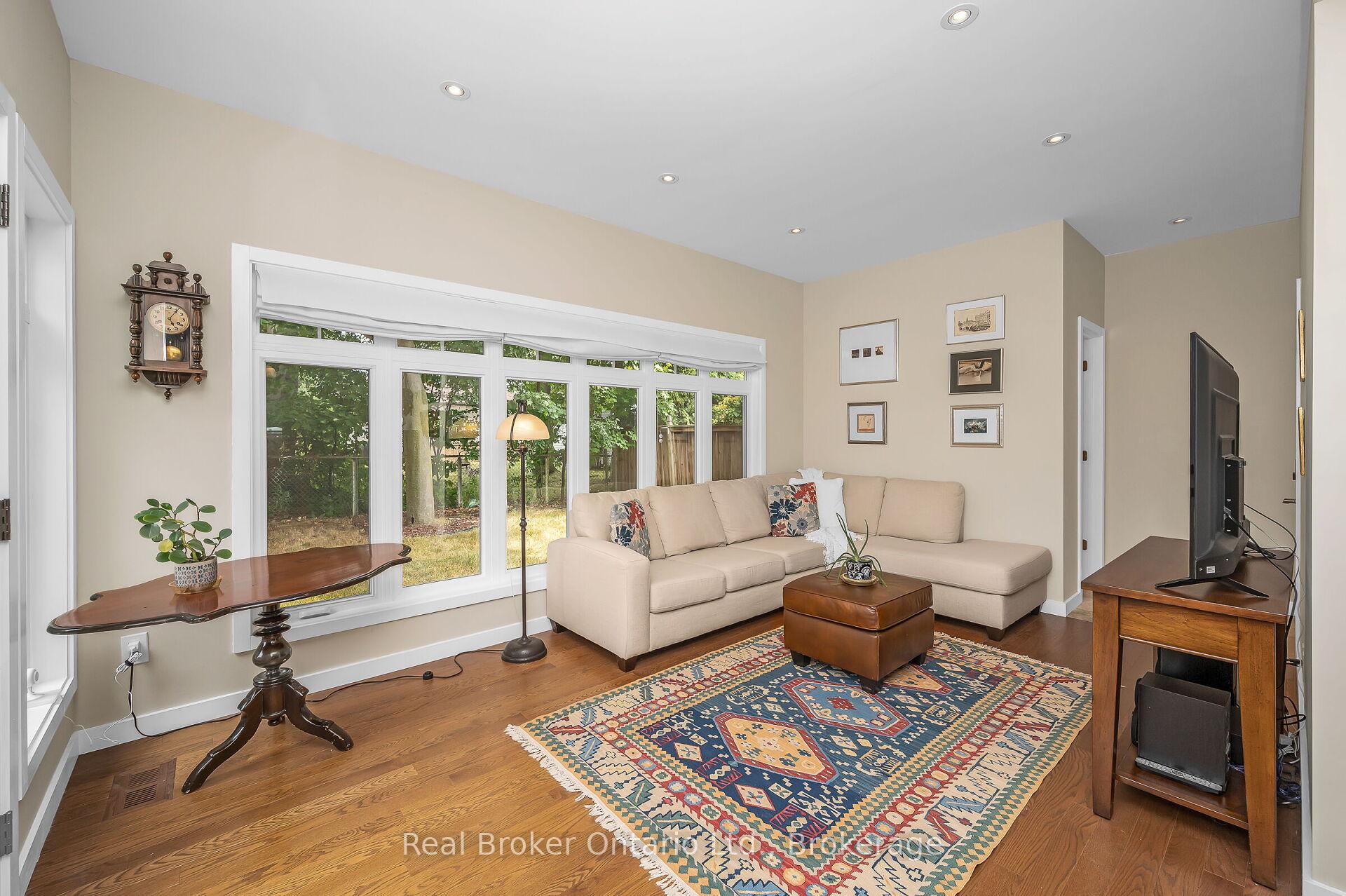 Photo 15 of 285 Surrey Drive, Oakville, Bronte — HOMEH