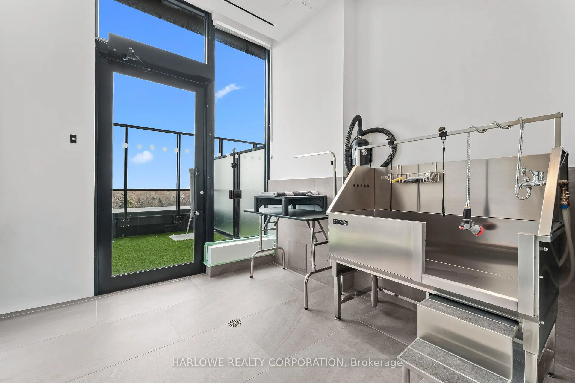 Photo 24 of Unit 402, 500 Upper Wellington Street, Hamilton, Centremount — HOMEH