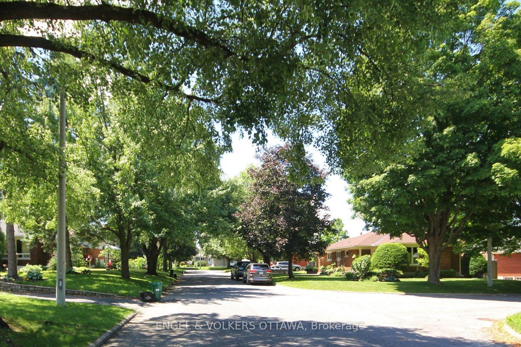 Photo 2 of Unit B, 2073 Alton Street, Ottawa, Elmvale Acres — HOMEH