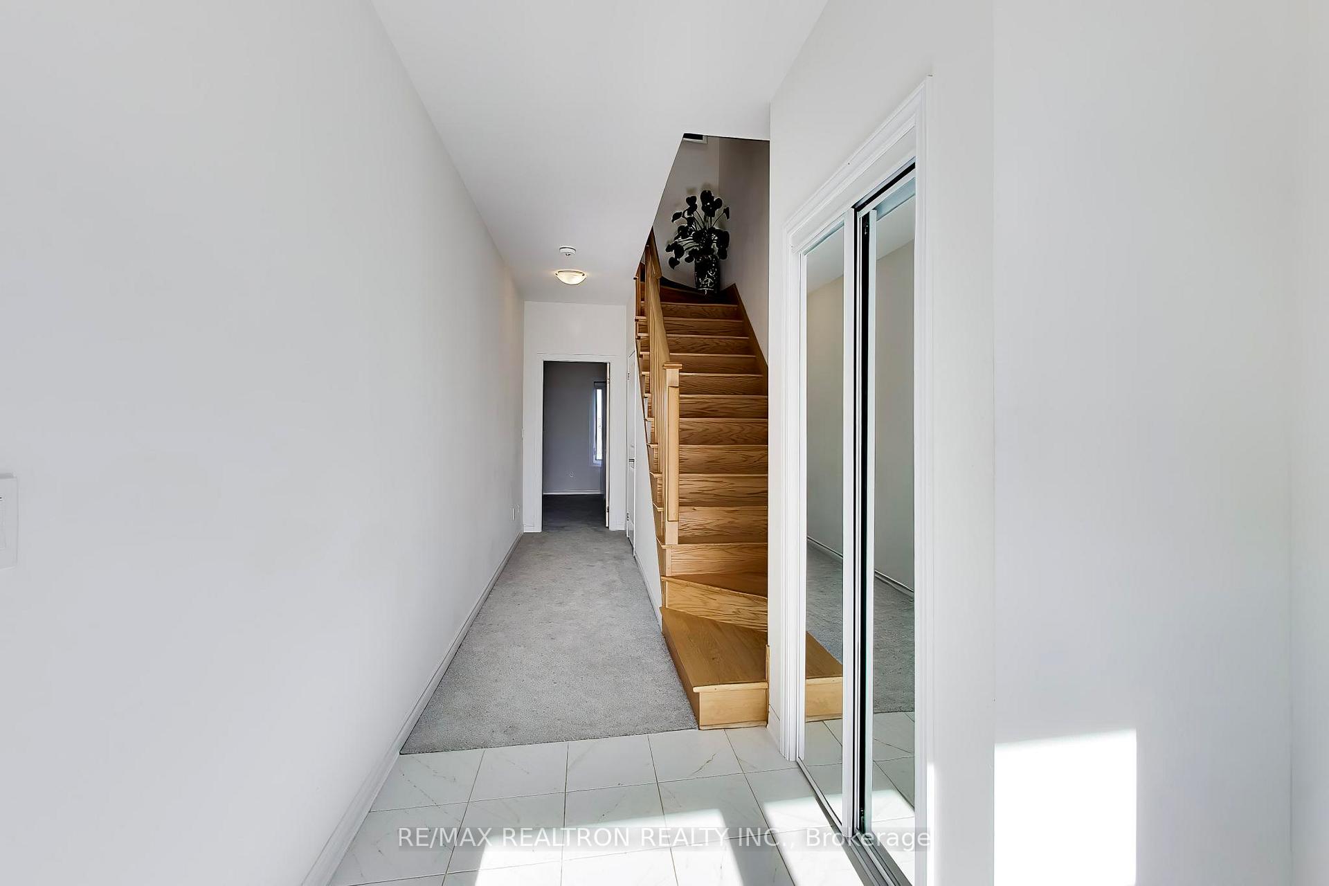 Photo 4 of 11 Inverary Crescent, Vaughan, Elder Mills — HOMEH