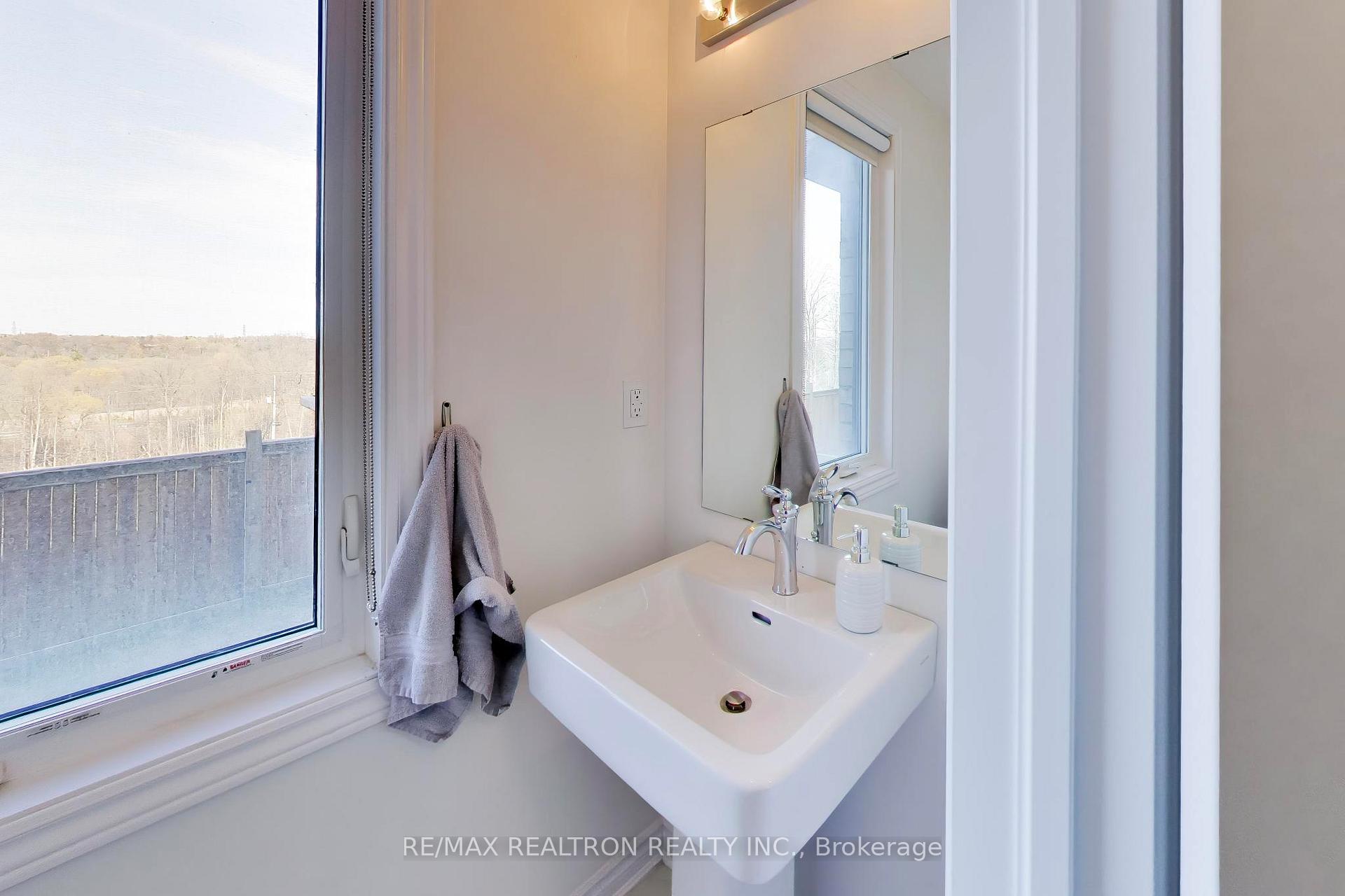 Photo 8 of 11 Inverary Crescent, Vaughan, Elder Mills — HOMEH