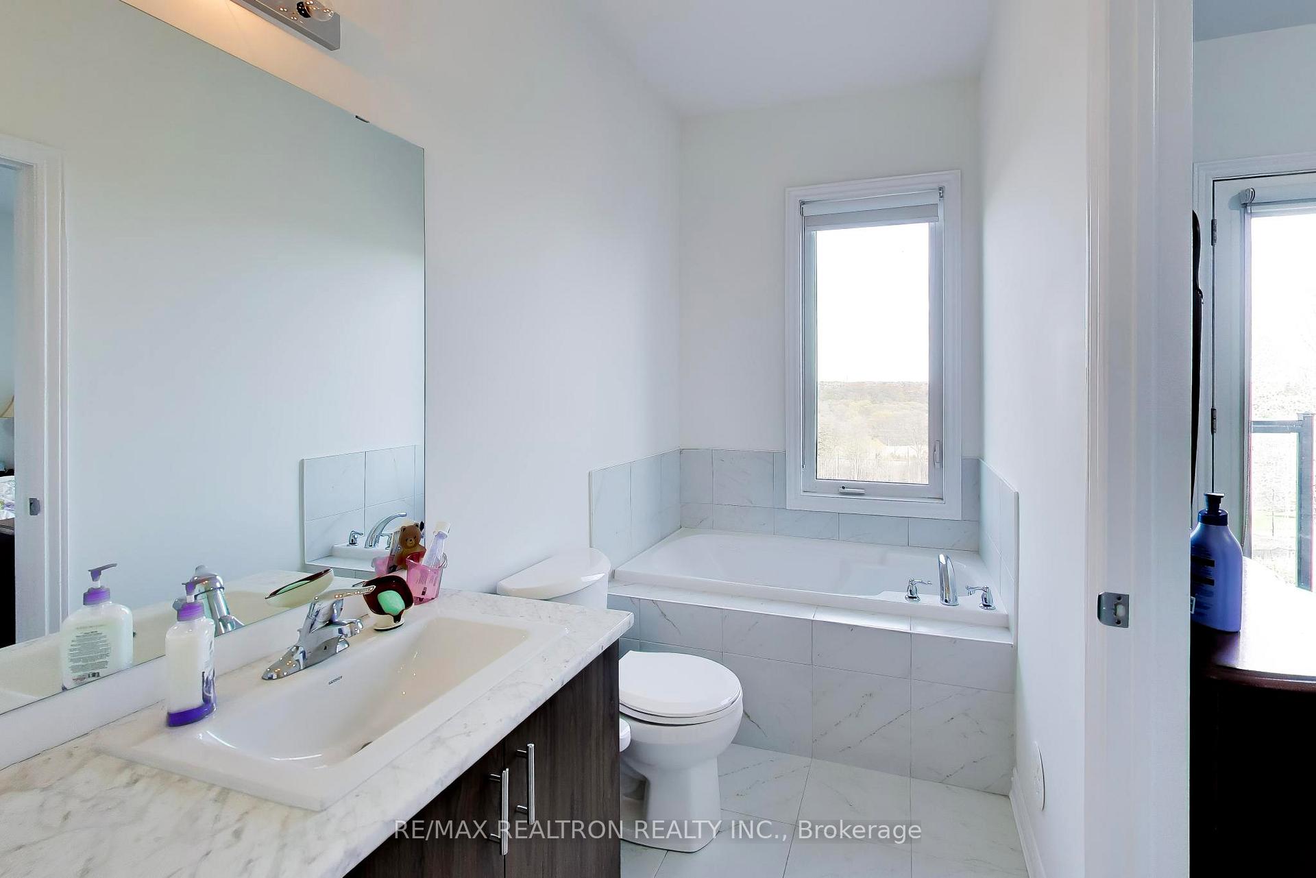Photo 25 of 11 Inverary Crescent, Vaughan, Elder Mills — HOMEH