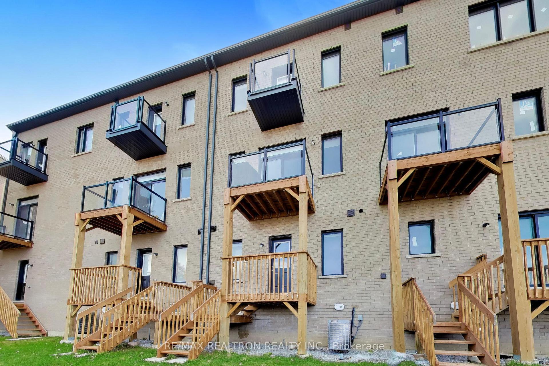 Photo 36 of 11 Inverary Crescent, Vaughan, Elder Mills — HOMEH