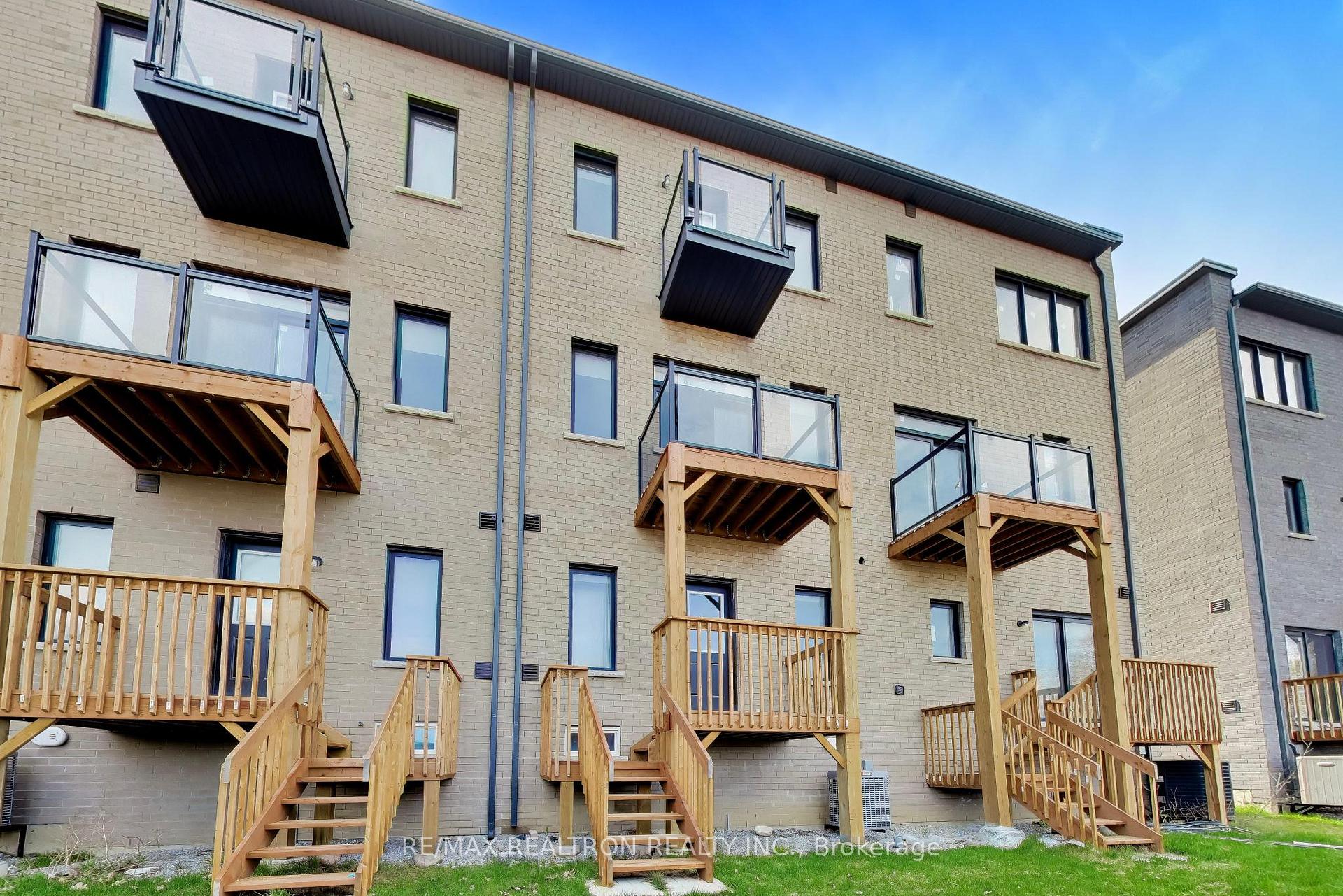 Photo 37 of 11 Inverary Crescent, Vaughan, Elder Mills — HOMEH