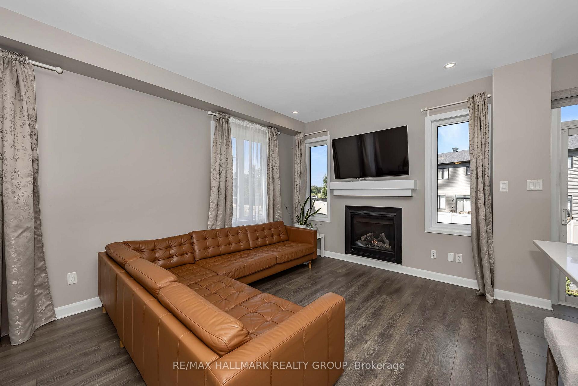 Photo 7 of 196 Bending Way, Ottawa, Barrhaven - Hearts Desire — HOMEH