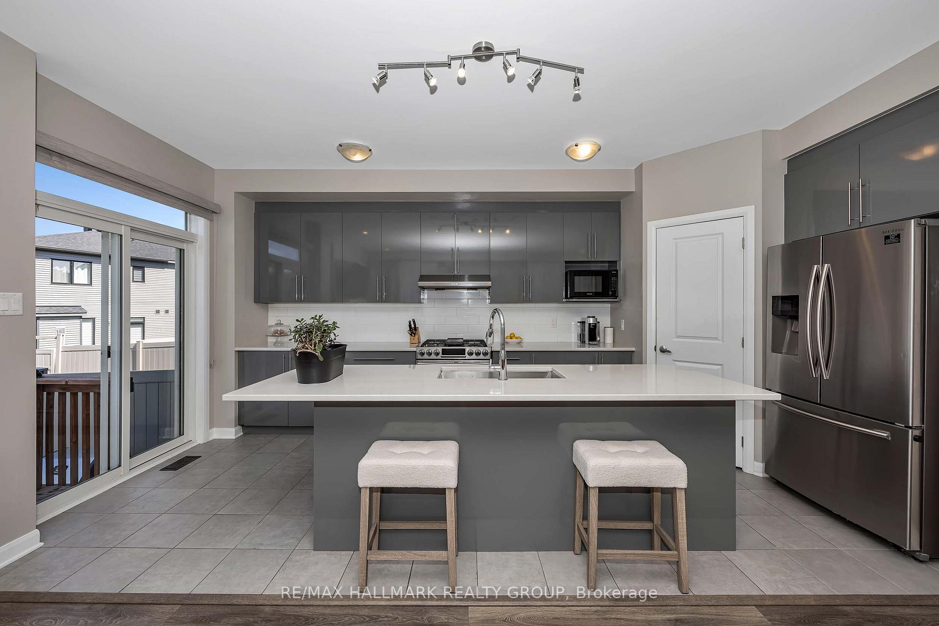 Photo 9 of 196 Bending Way, Ottawa, Barrhaven - Hearts Desire — HOMEH