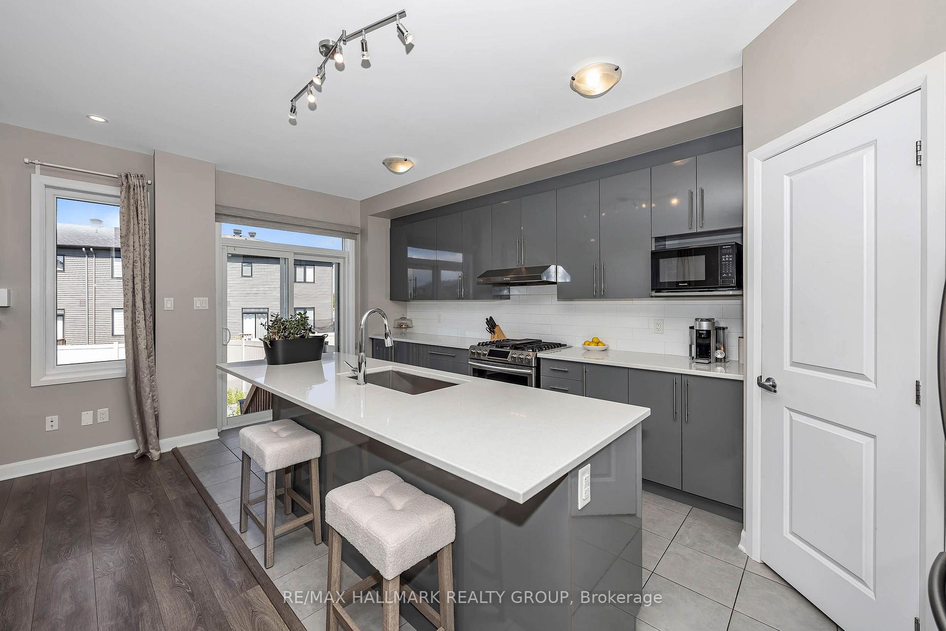 Photo 10 of 196 Bending Way, Ottawa, Barrhaven - Hearts Desire — HOMEH
