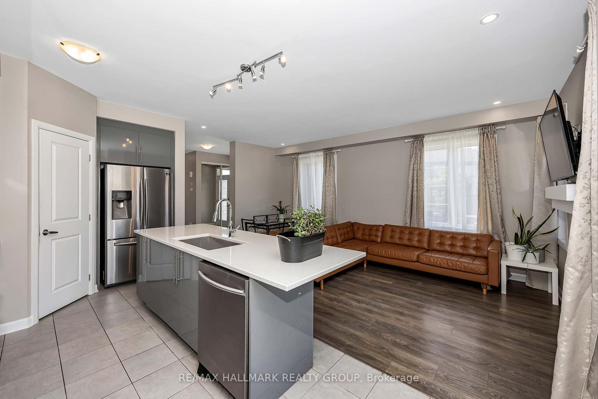 Photo 12 of 196 Bending Way, Ottawa, Barrhaven - Hearts Desire — HOMEH