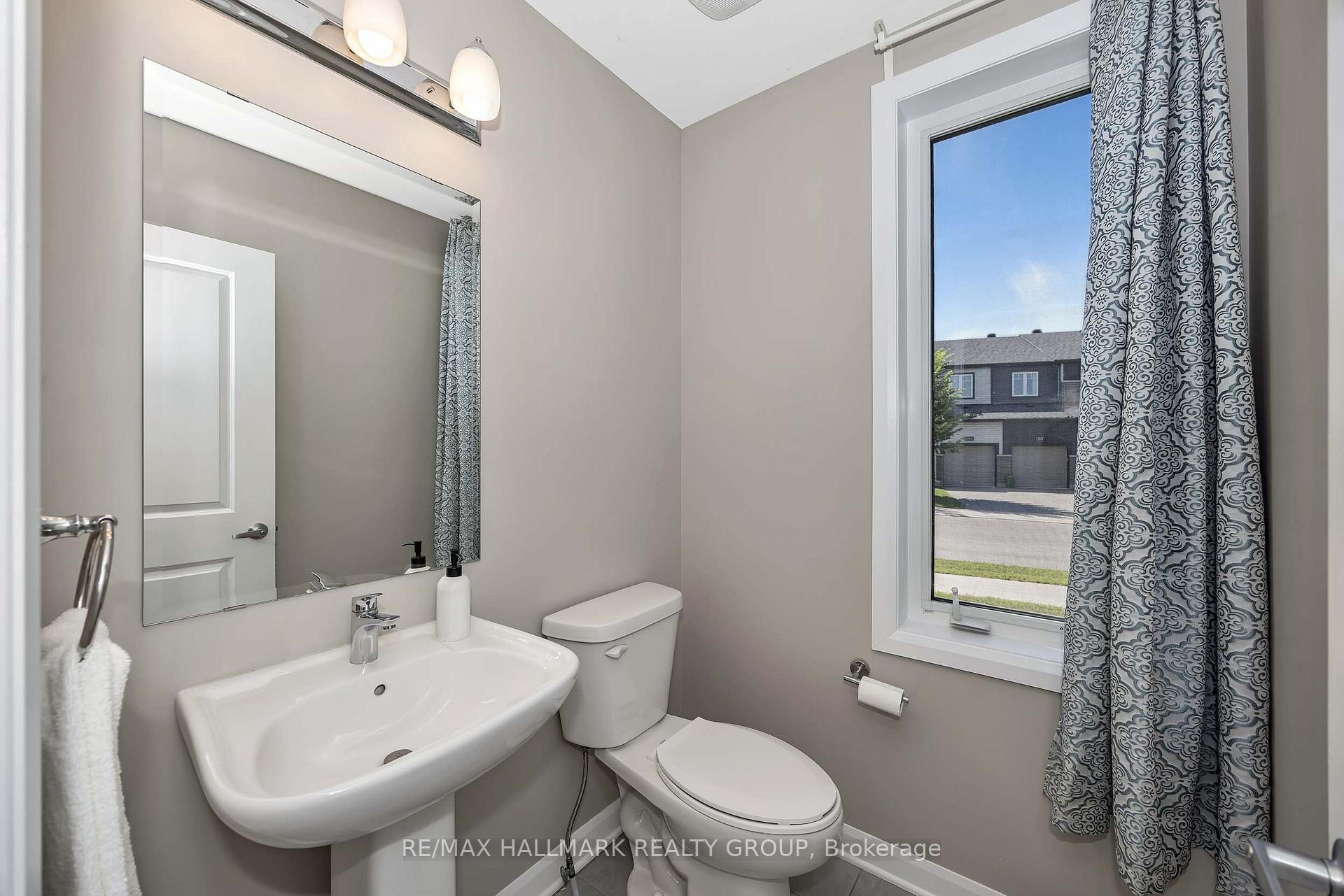 Photo 15 of 196 Bending Way, Ottawa, Barrhaven - Hearts Desire — HOMEH