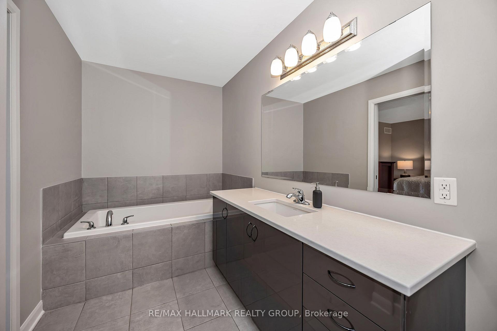 Photo 19 of 196 Bending Way, Ottawa, Barrhaven - Hearts Desire — HOMEH