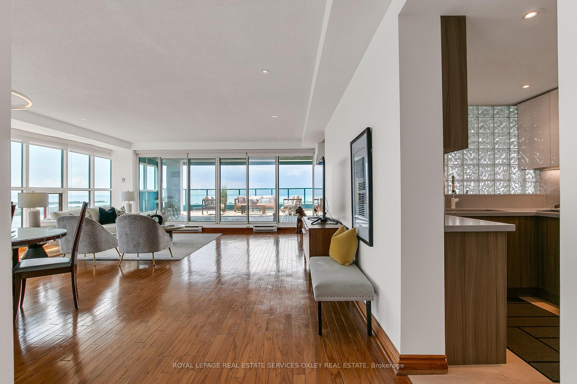 Photo 3 of Unit PH04, 99 Harbour Square, Toronto, Waterfront Communities — HOMEH