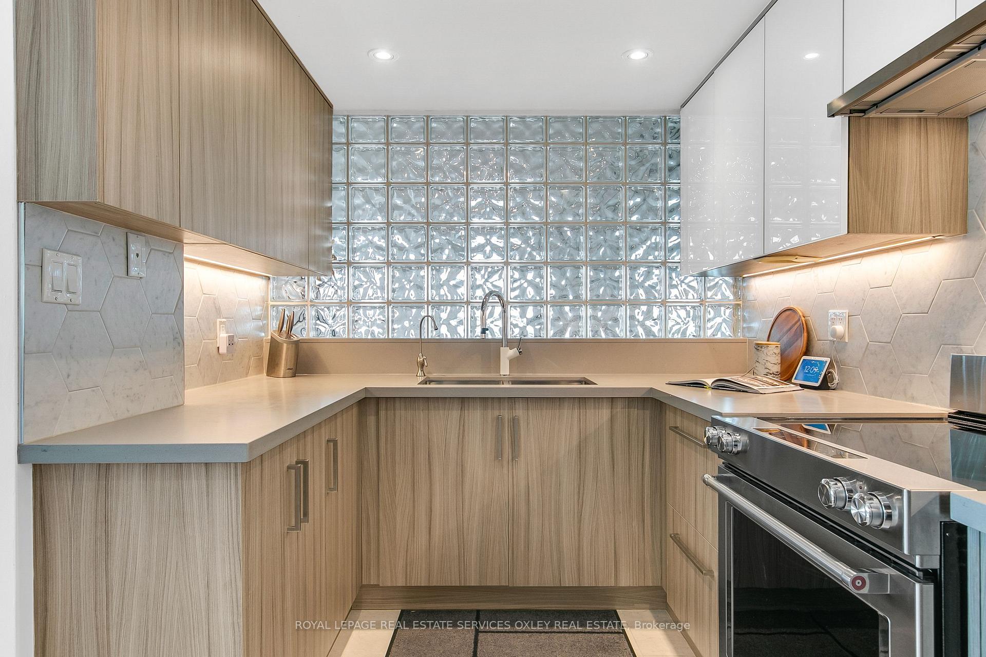 Photo 12 of Unit PH04, 99 Harbour Square, Toronto, Waterfront Communities — HOMEH