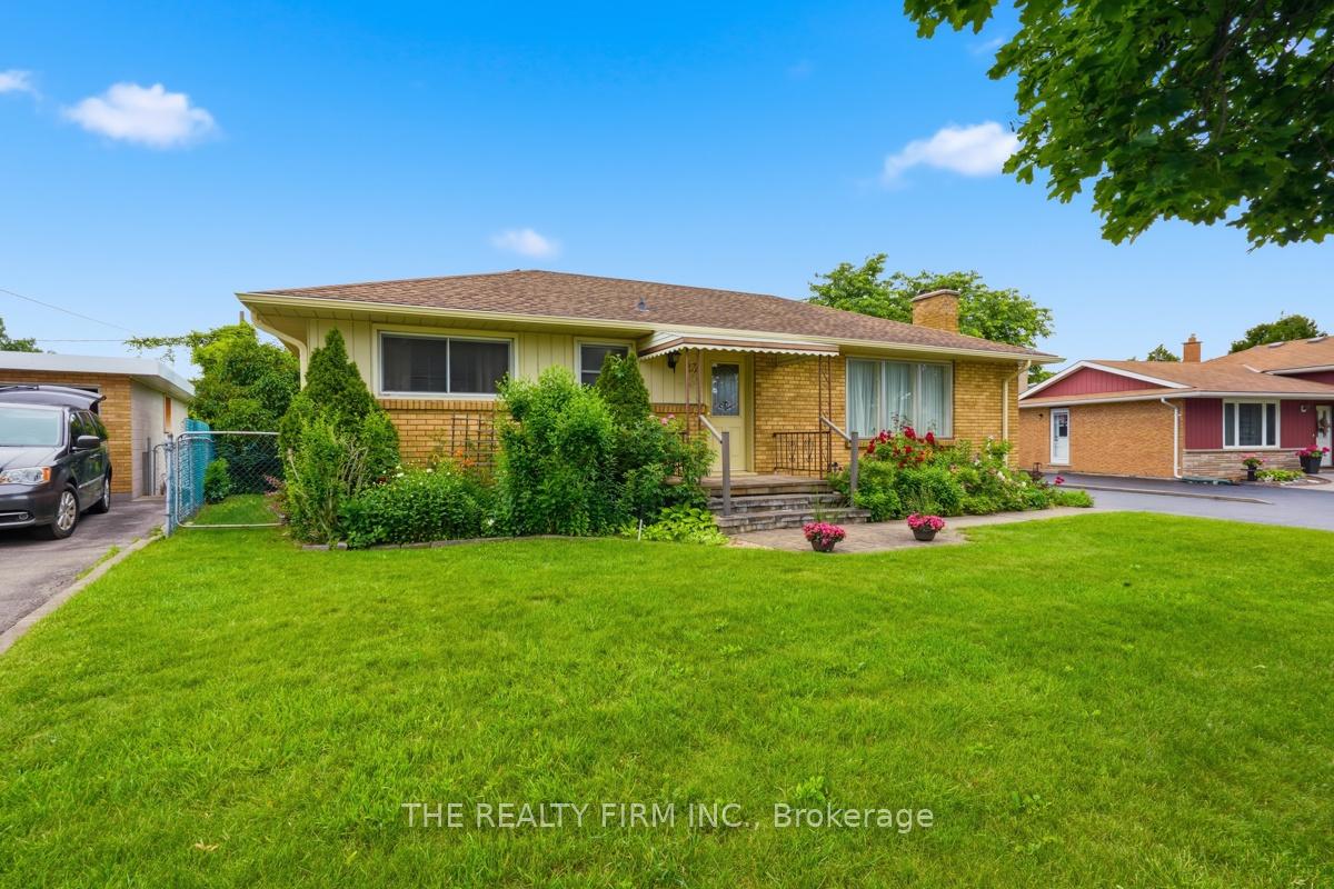 Photo 2 of 23 Frontenac Road, London, South T — HOMEH