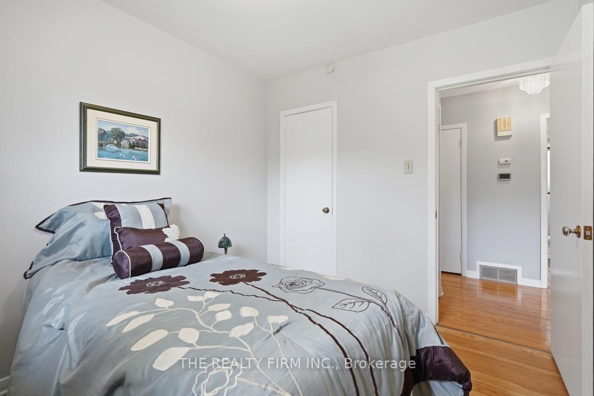 Photo 24 of 23 Frontenac Road, London, South T — HOMEH