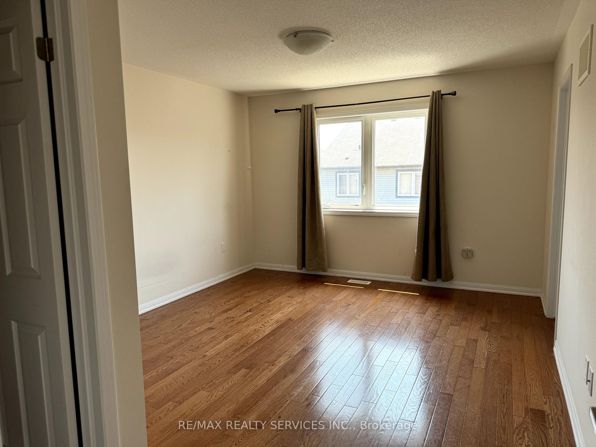 Photo 8 of 30 Arkwright Drive, Brampton, Northwest Brampton — HOMEH