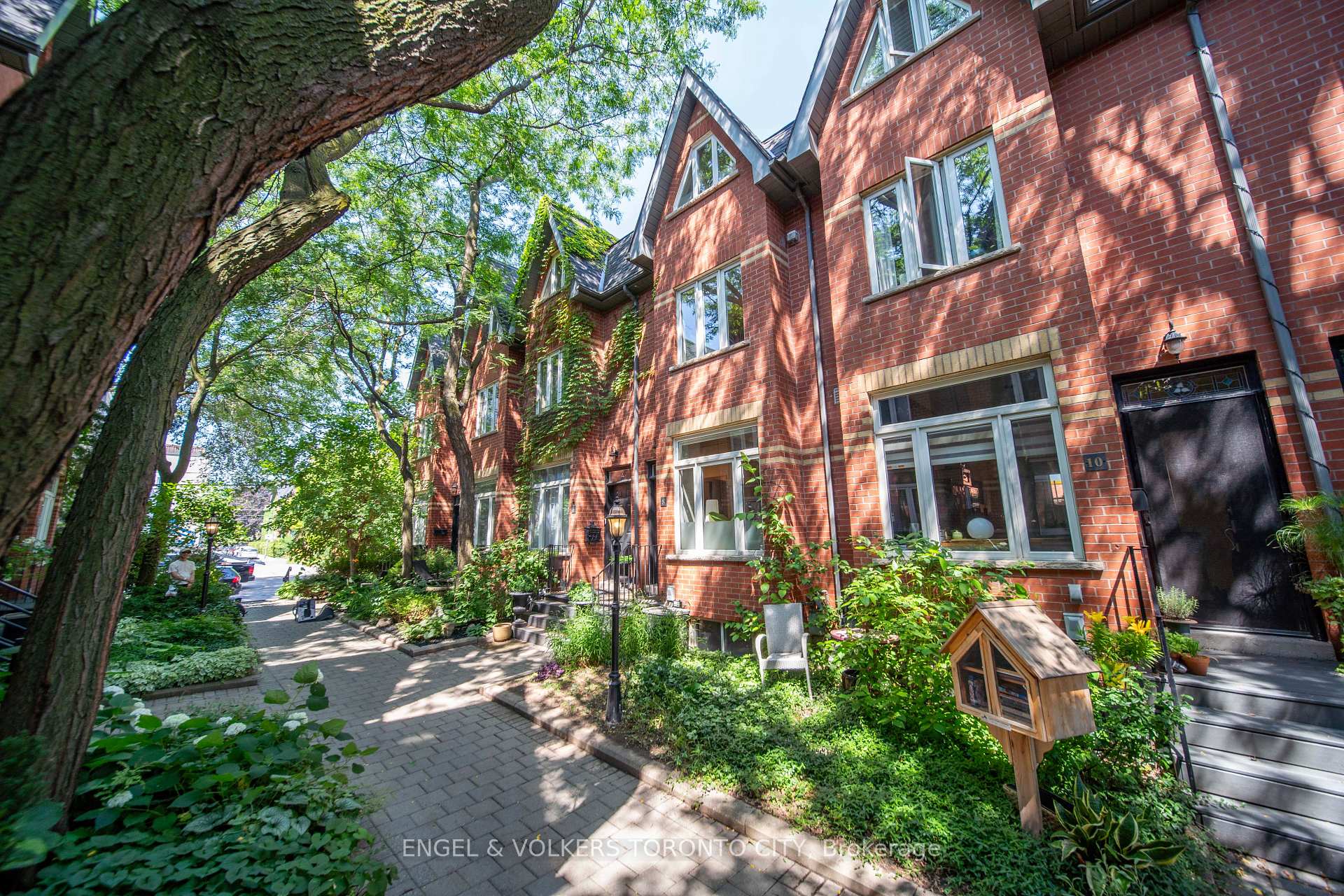 Photo 3 of 8 Old Trillium Lane, Toronto, Regent Park — HOMEH