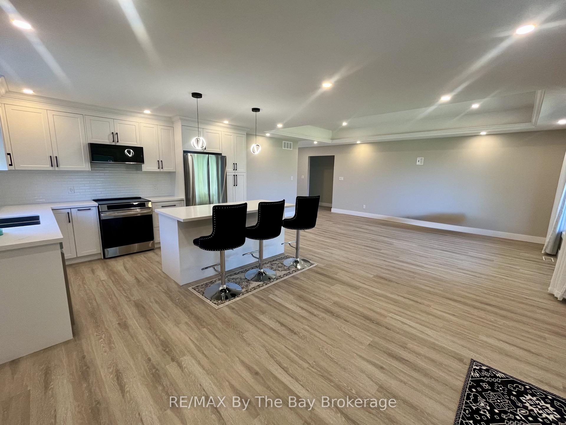 Photo 5 of 22 Lakeshore Road, Wasaga Beach — HOMEH