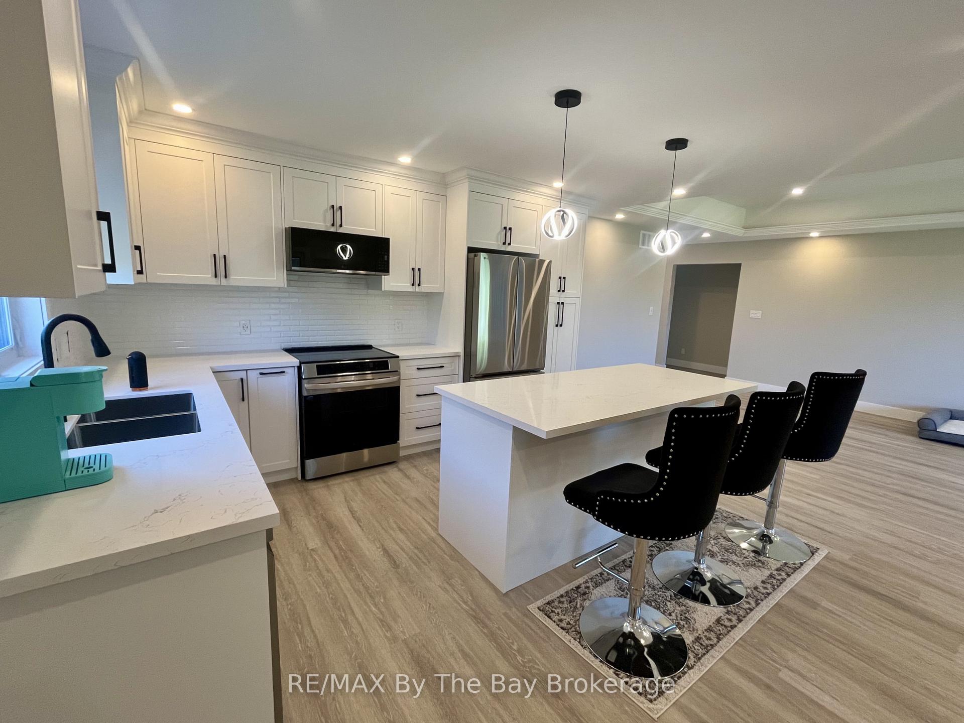 Photo 6 of 22 Lakeshore Road, Wasaga Beach — HOMEH
