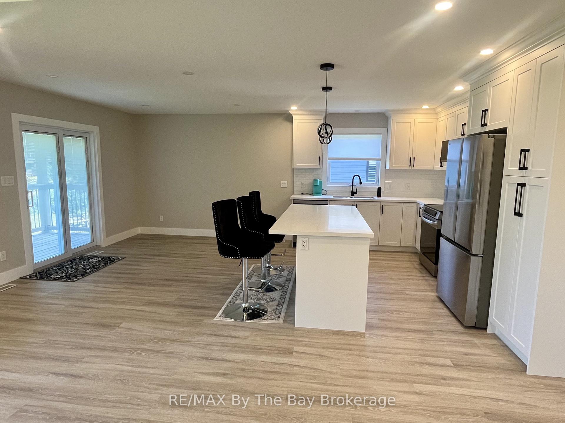 Photo 7 of 22 Lakeshore Road, Wasaga Beach — HOMEH