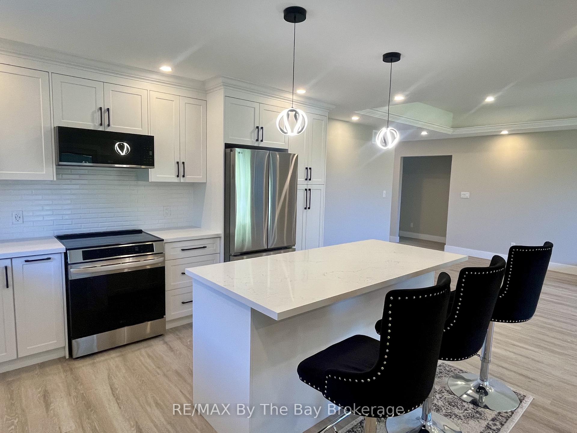 Photo 9 of 22 Lakeshore Road, Wasaga Beach — HOMEH