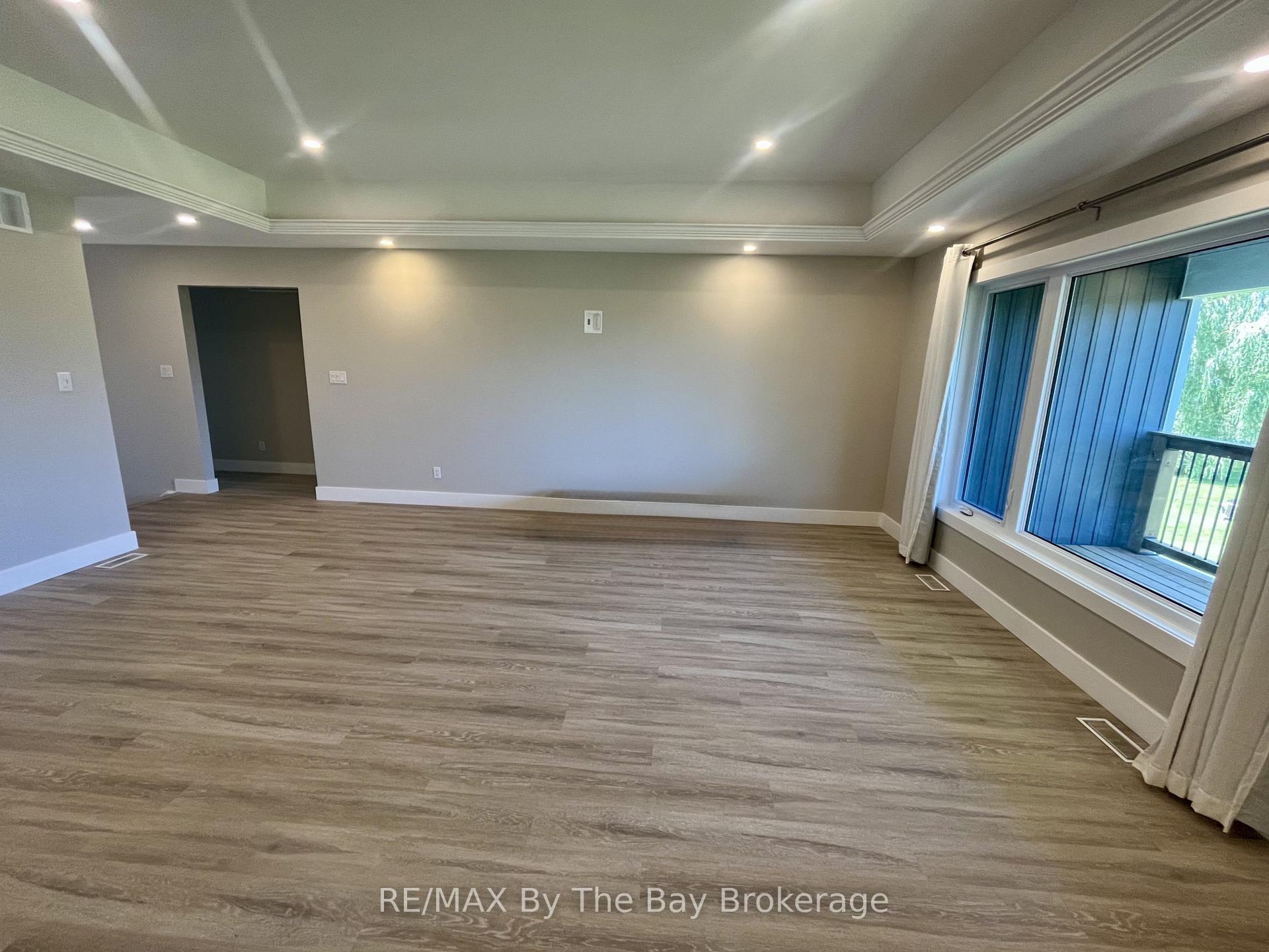 Photo 10 of 22 Lakeshore Road, Wasaga Beach — HOMEH