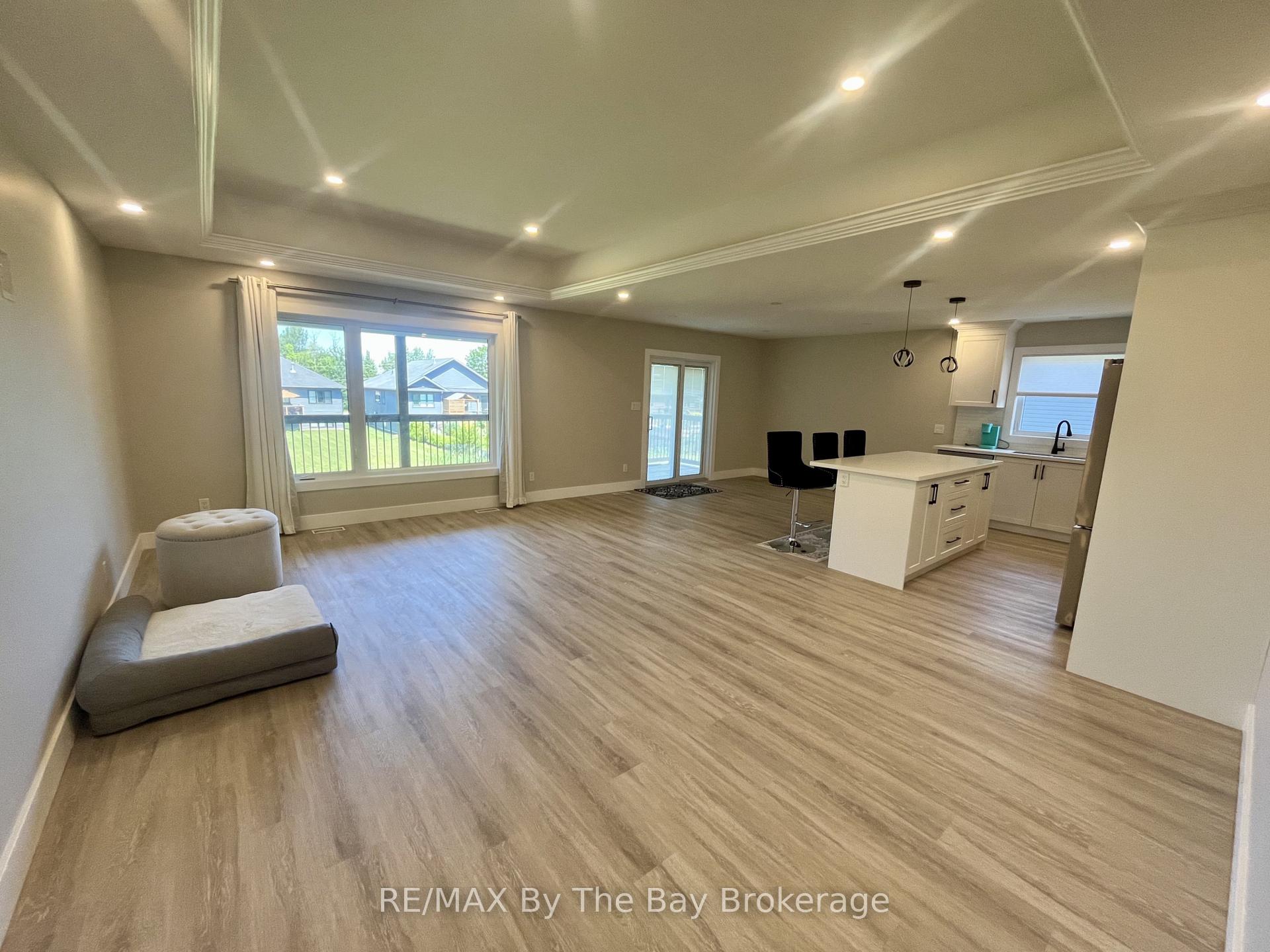 Photo 11 of 22 Lakeshore Road, Wasaga Beach — HOMEH