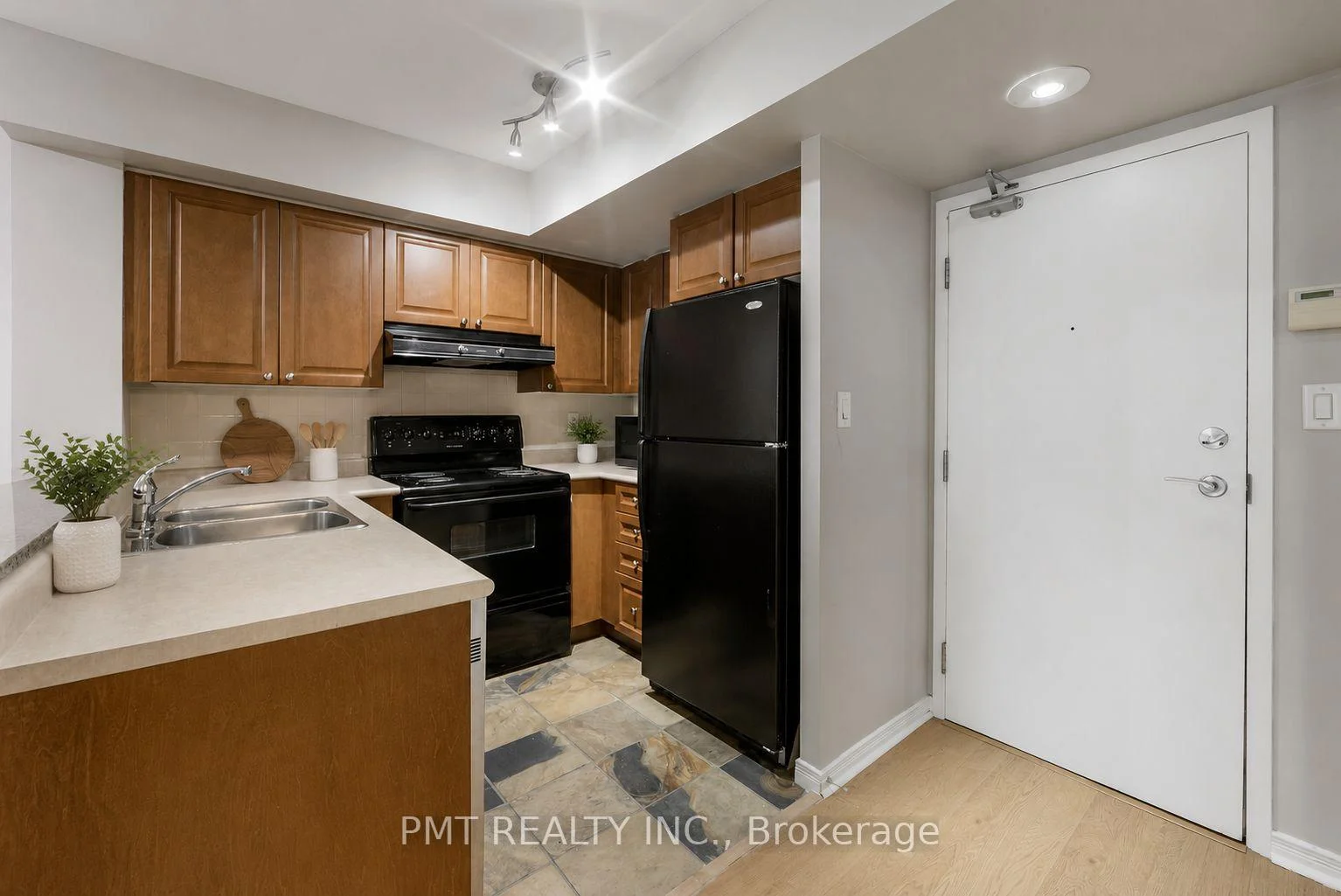 Photo 4 of Unit 1403, 230 King Street E, Toronto, Moss Park — HOMEH