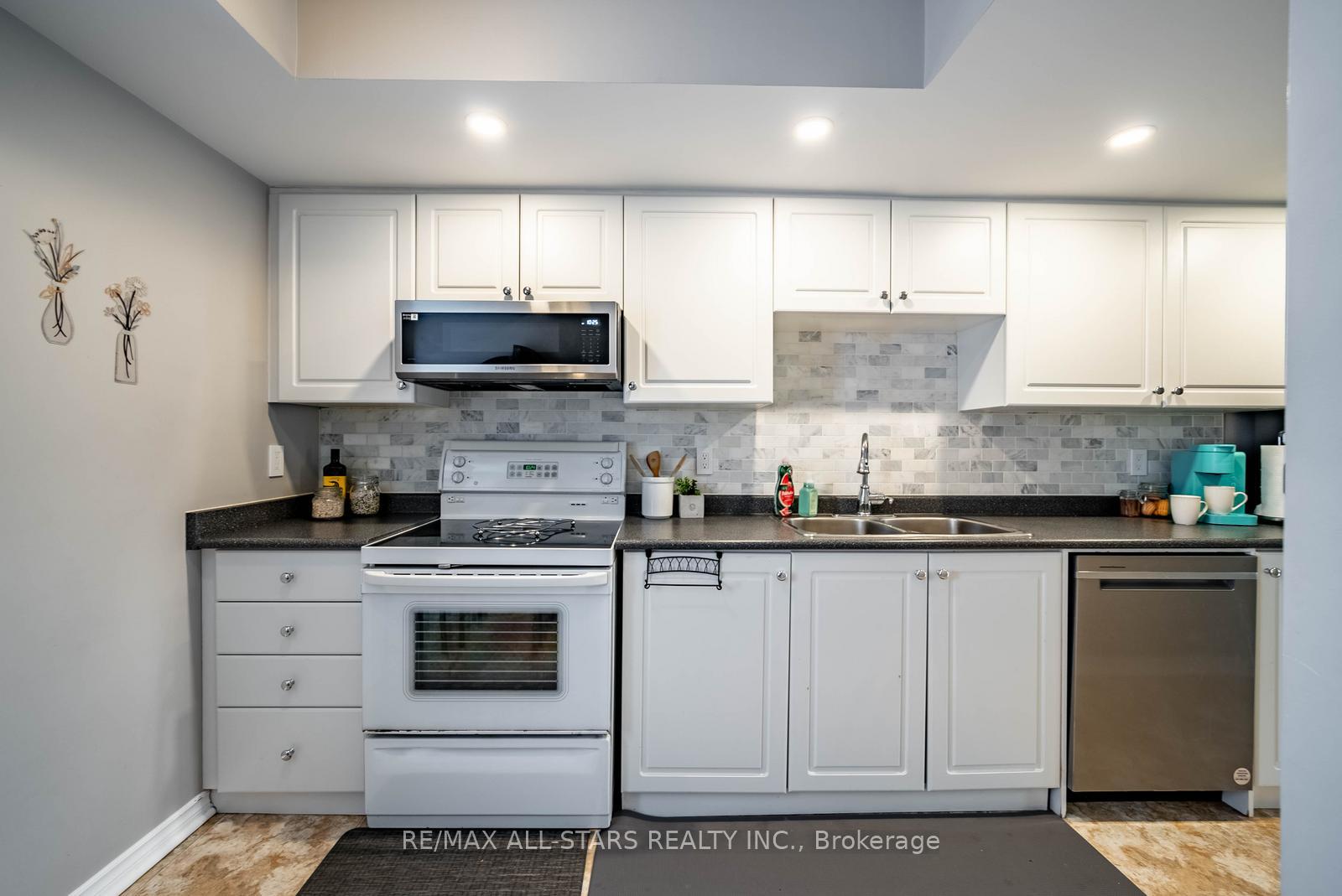 Photo 5 of Unit 202, 12455 Ninth Line, Whitchurch-Stouffville, Stouffville — HOMEH