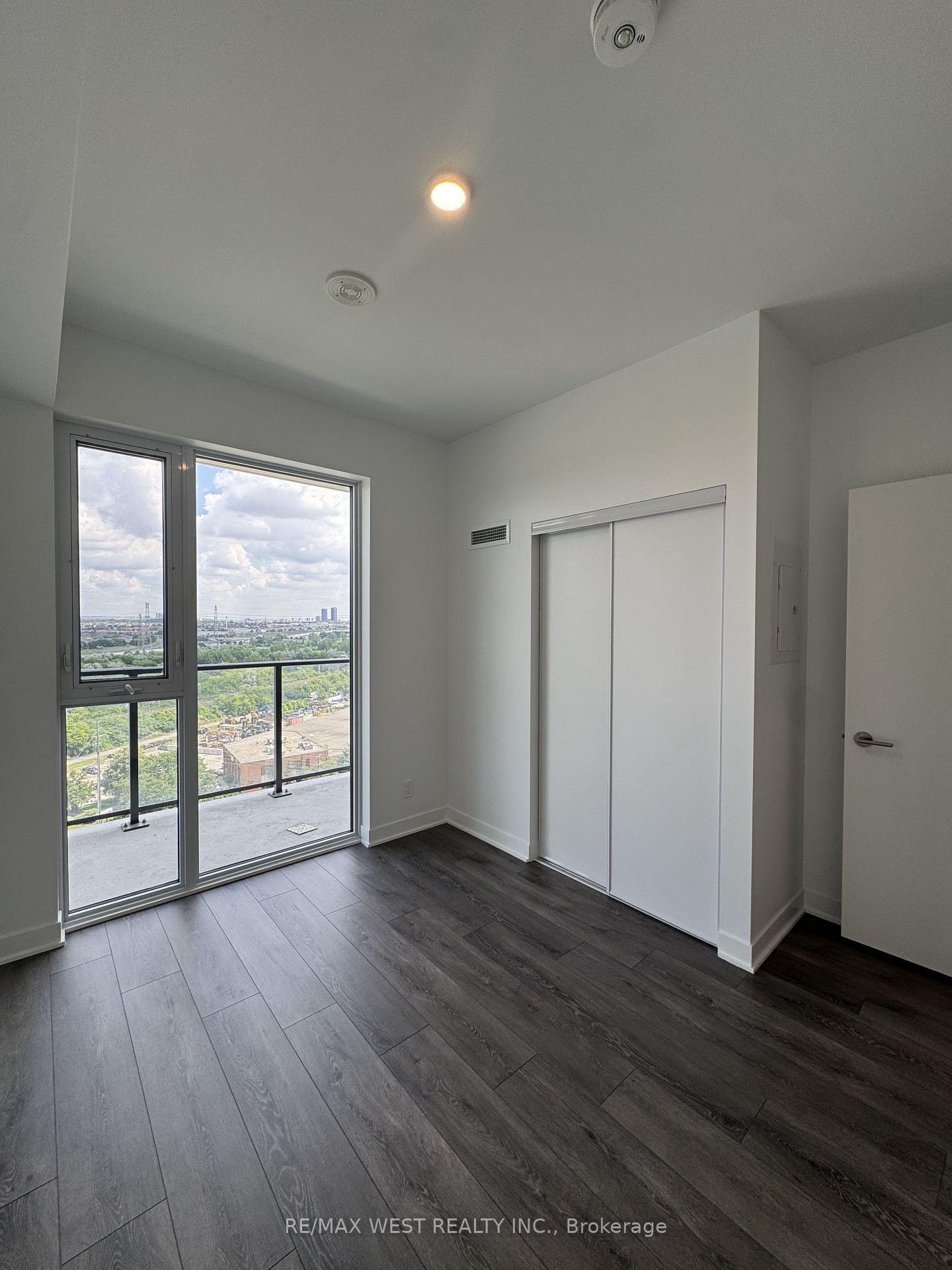Photo 5 of 10 Flavelle Trail, Vaughan, Steeles West Industrial — HOMEH