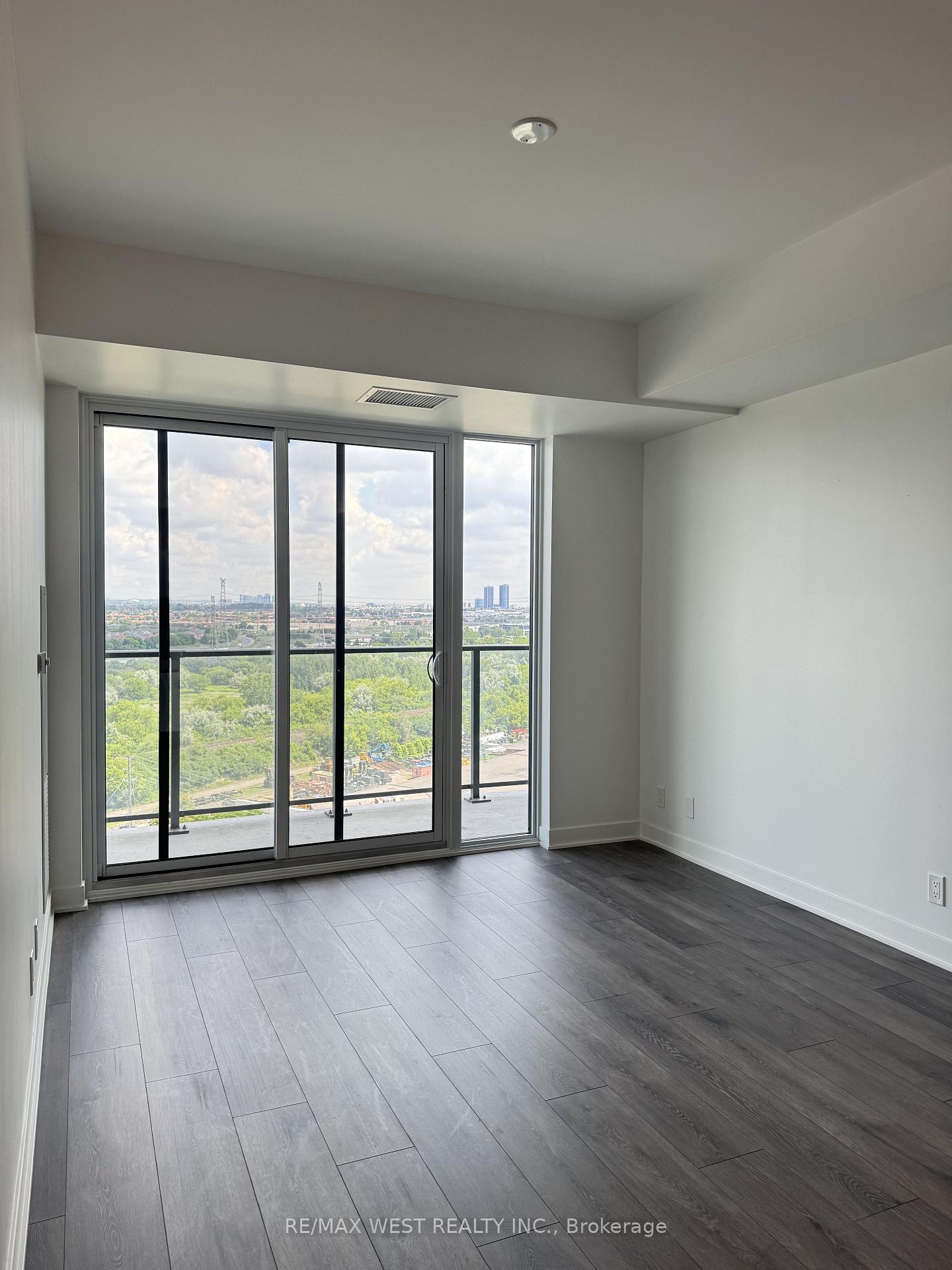 Photo 8 of 10 Flavelle Trail, Vaughan, Steeles West Industrial — HOMEH