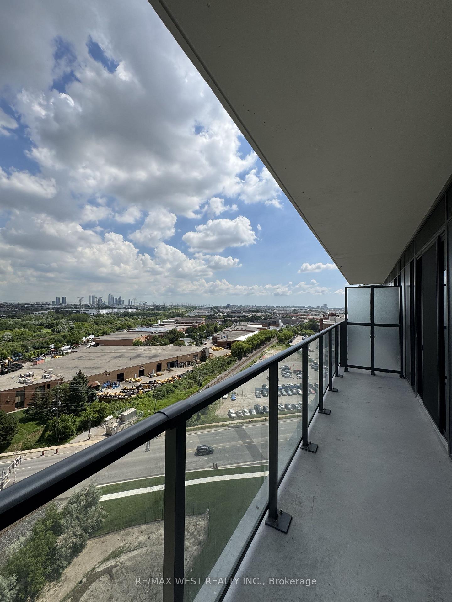 Photo 13 of 10 Flavelle Trail, Vaughan, Steeles West Industrial — HOMEH