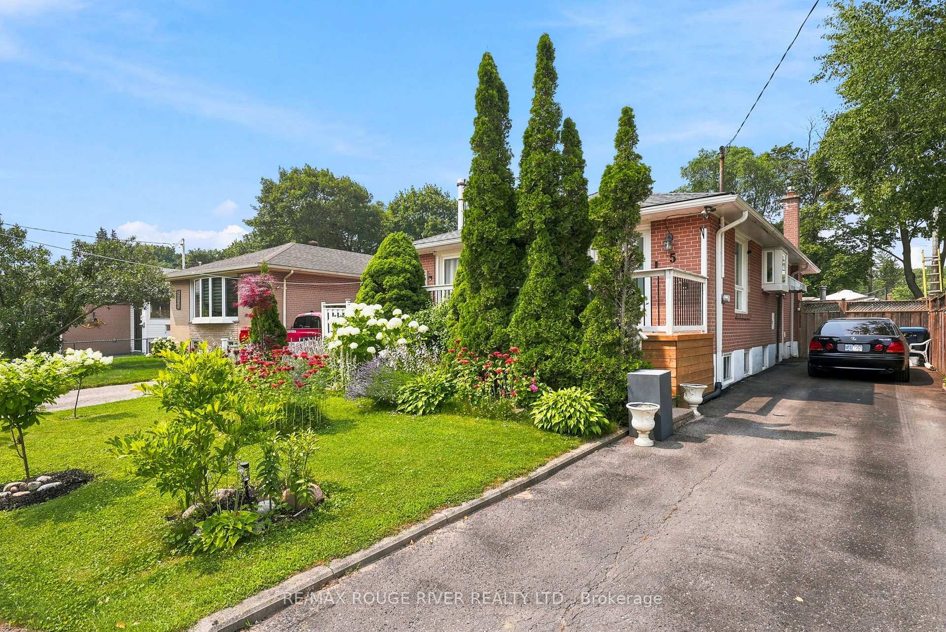 Photo 2 of 5 Pixley Crescent, Scarborough, West Hill — HOMEH