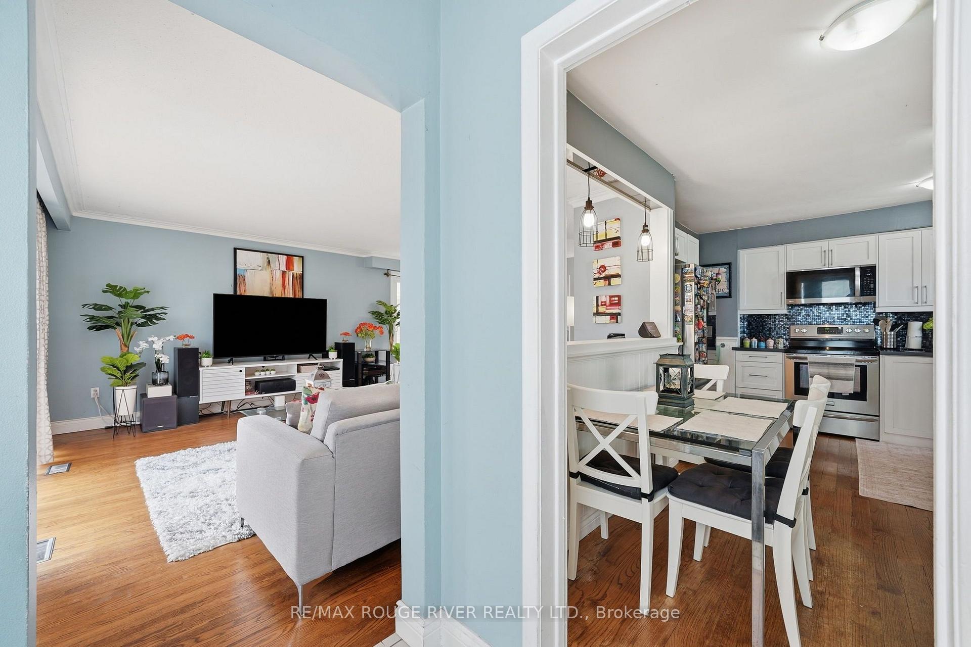 Photo 6 of 5 Pixley Crescent, Scarborough, West Hill — HOMEH