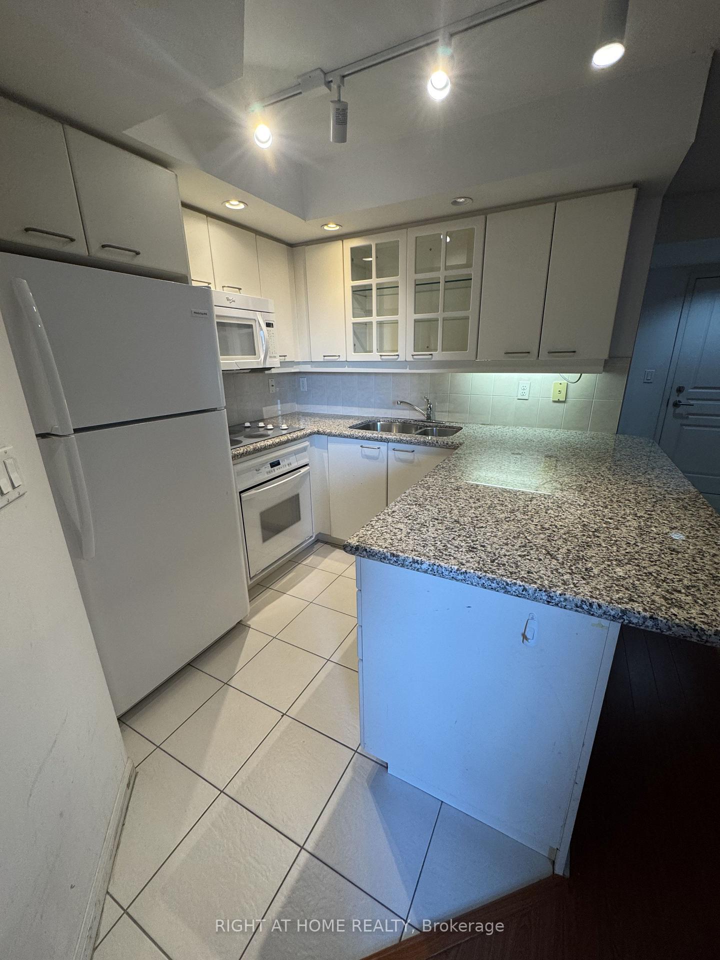 Photo 8 of Unit 1221, 140 Simcoe Street, Toronto, Waterfront Communities — HOMEH