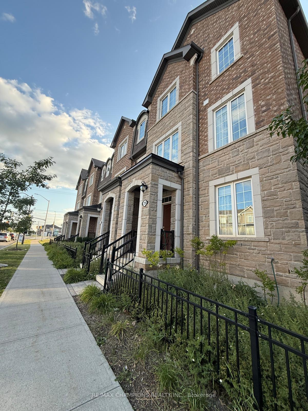 Photo 4 of Unit 29, 1222 Rose Way, Milton, Cobban — HOMEH