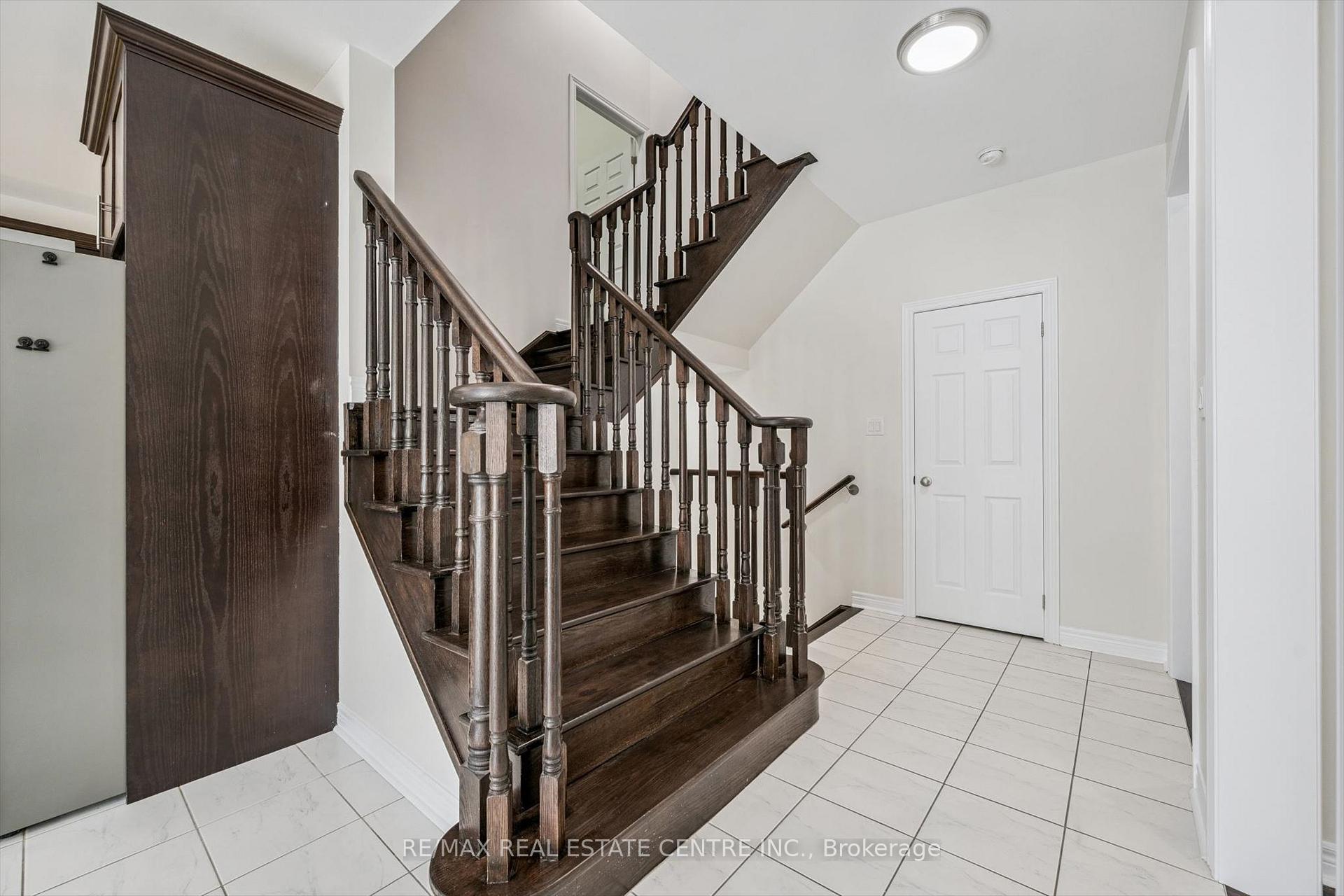 Photo 3 of 37 Zanetta Crescent, Brampton, Credit Valley — HOMEH