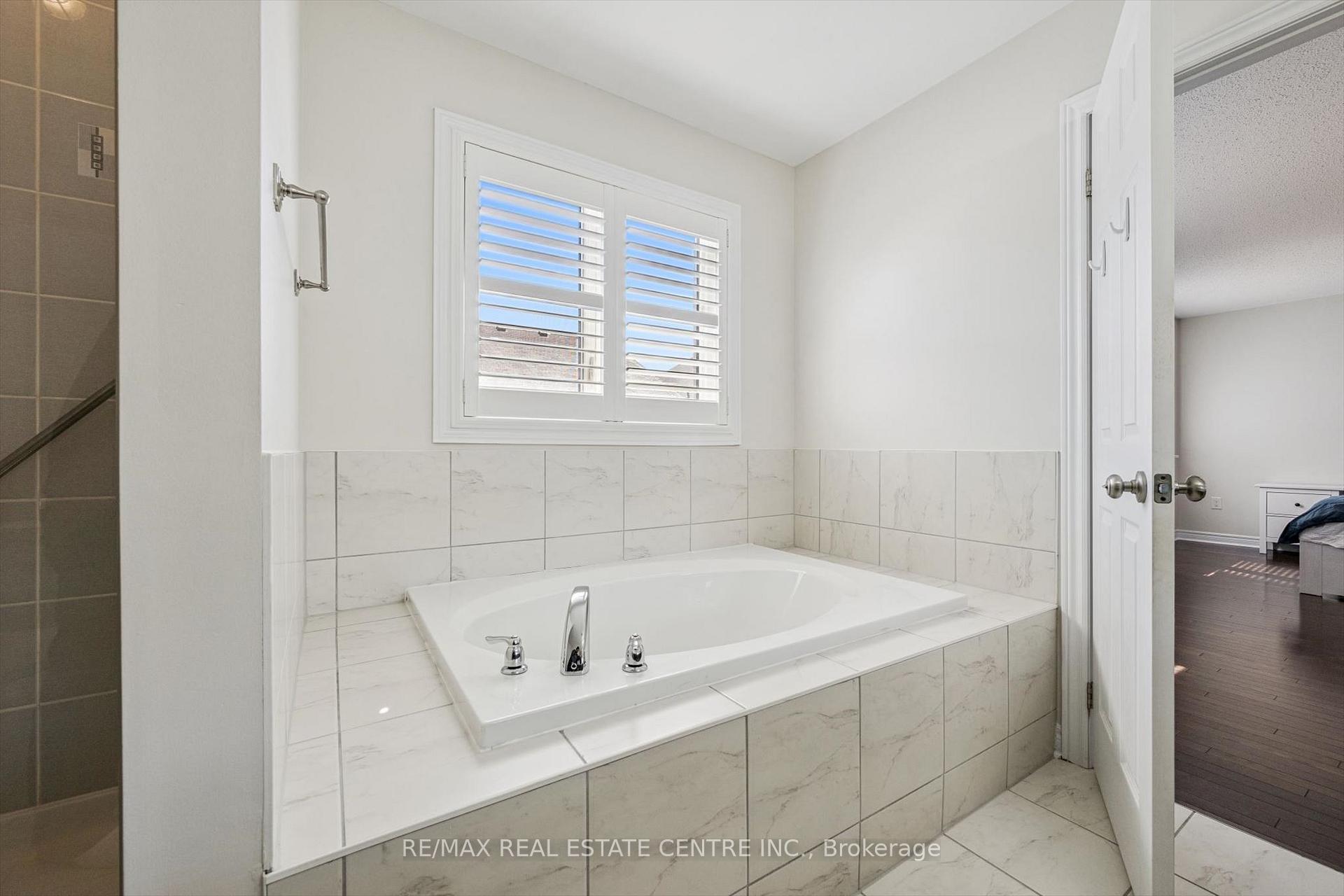 Photo 6 of 37 Zanetta Crescent, Brampton, Credit Valley — HOMEH