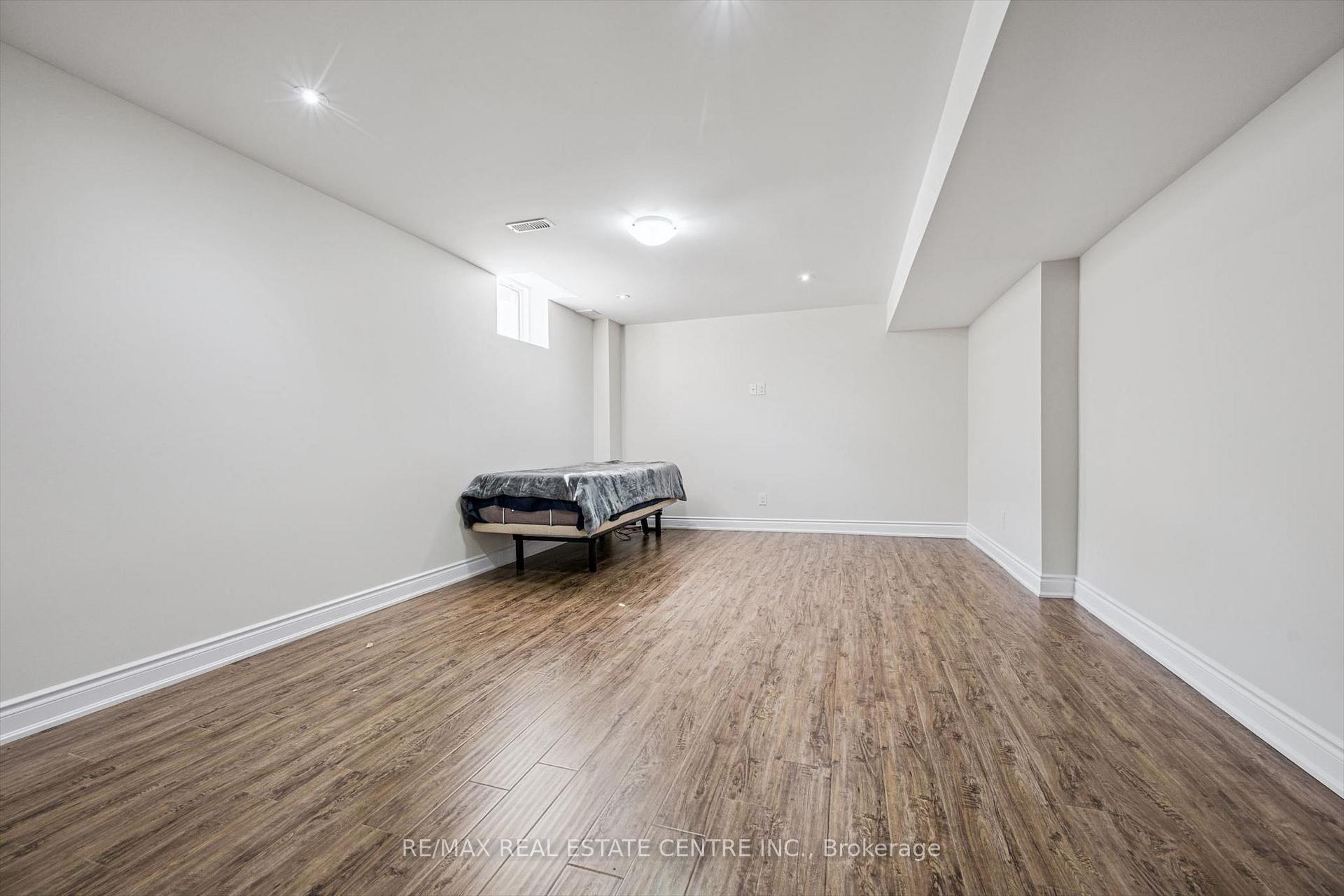 Photo 11 of 37 Zanetta Crescent, Brampton, Credit Valley — HOMEH