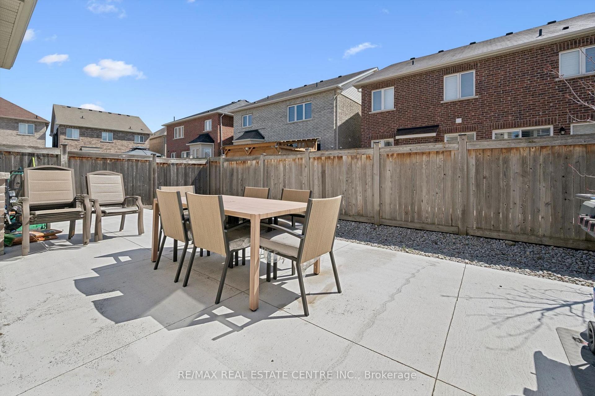 Photo 16 of 37 Zanetta Crescent, Brampton, Credit Valley — HOMEH