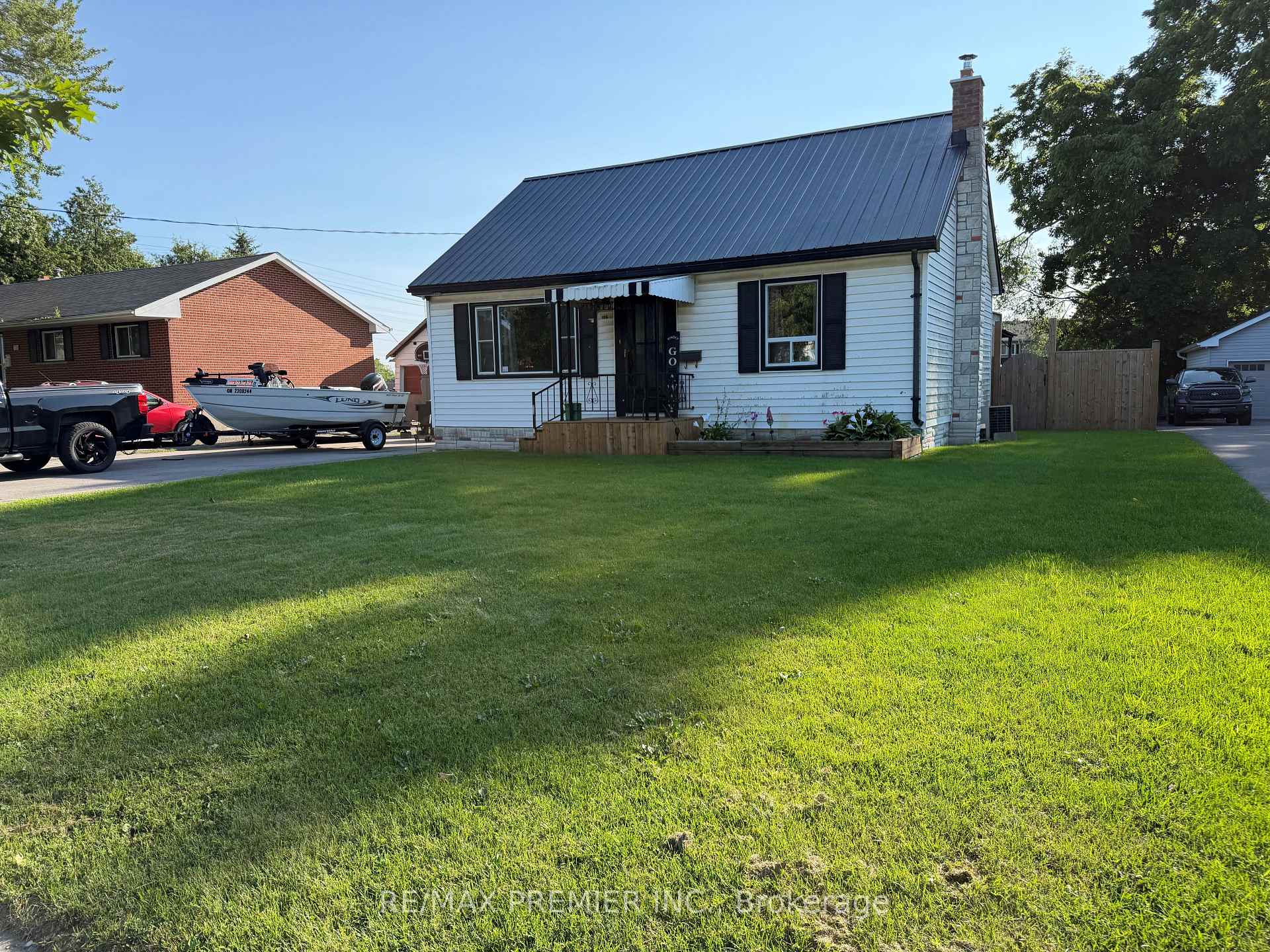 Photo 2 of 116 Duke Street, Clarington, Bowmanville — HOMEH