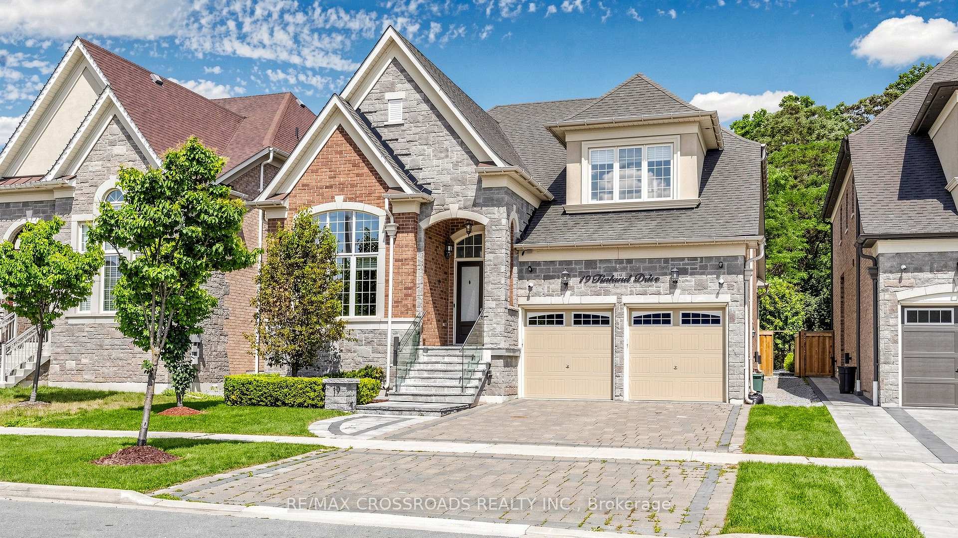 Photo 2 of 19 Finland Drive, Vaughan, Kleinburg — HOMEH