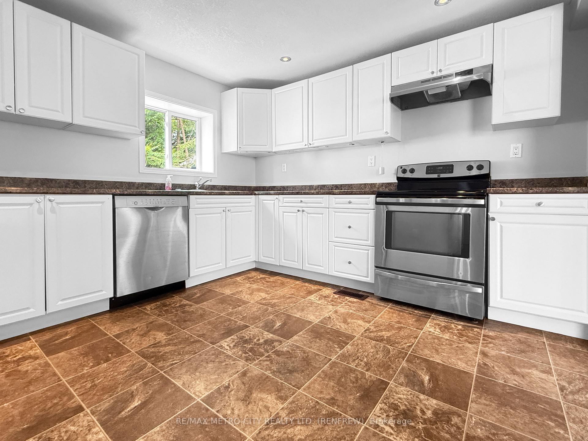Photo 3 of 143 Bonnechere Street S, Renfrew, Renfrew — HOMEH