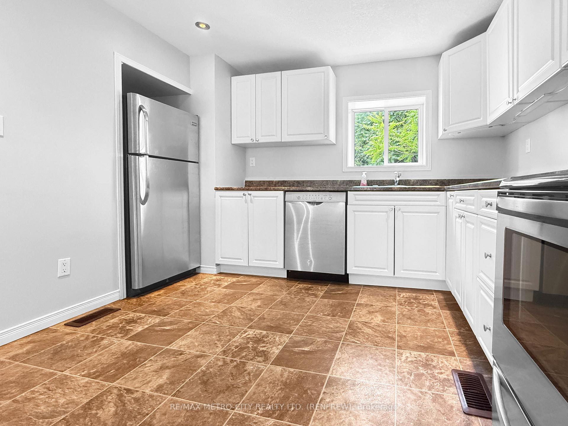 Photo 4 of 143 Bonnechere Street S, Renfrew, Renfrew — HOMEH