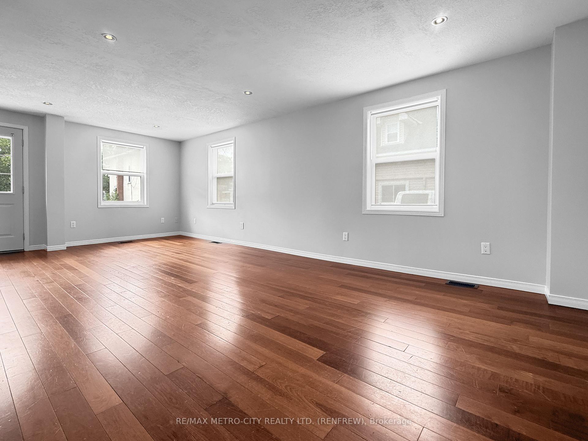 Photo 5 of 143 Bonnechere Street S, Renfrew, Renfrew — HOMEH