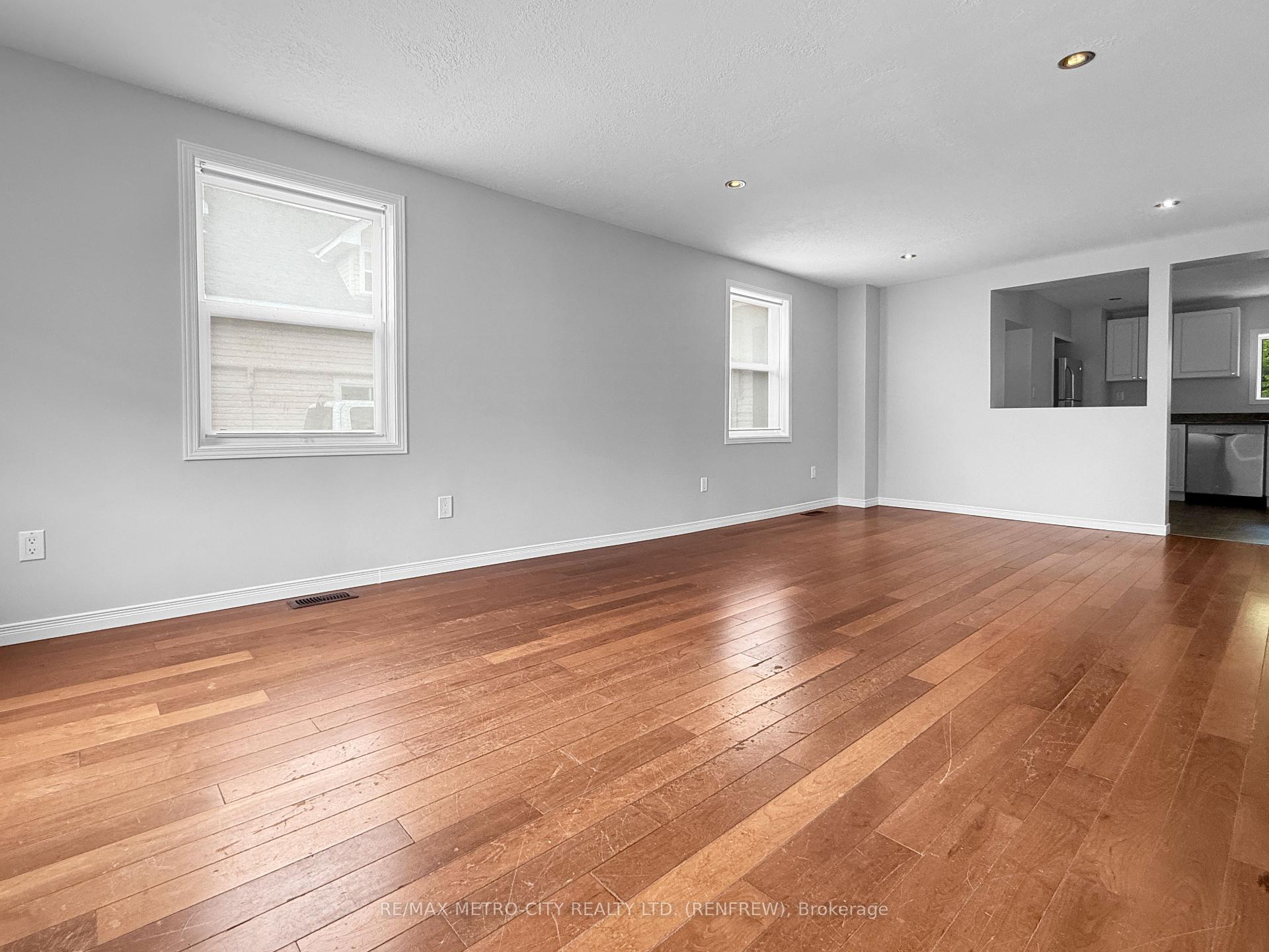 Photo 6 of 143 Bonnechere Street S, Renfrew, Renfrew — HOMEH