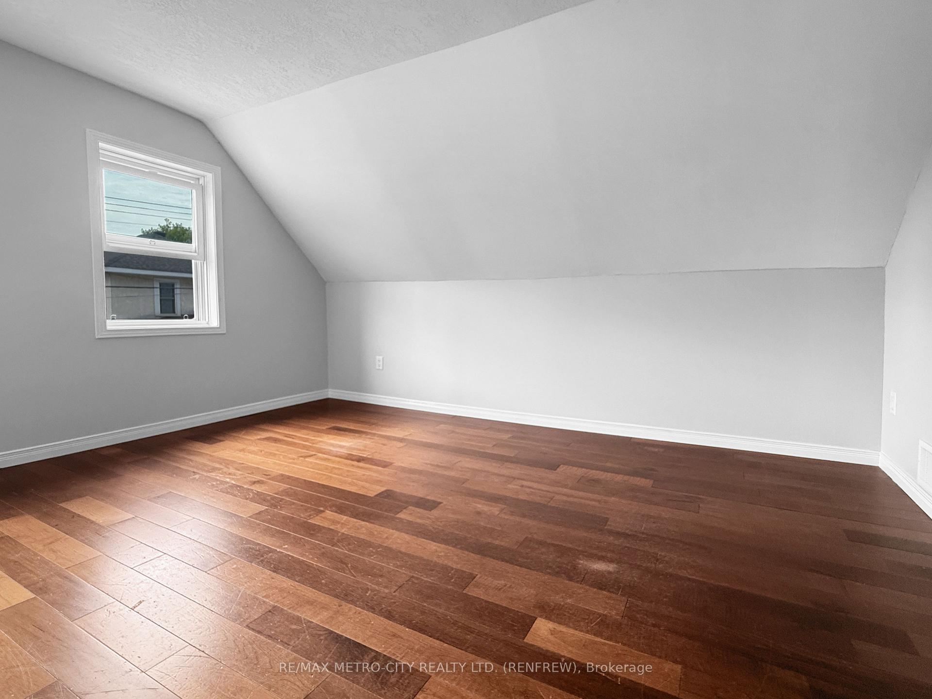 Photo 8 of 143 Bonnechere Street S, Renfrew, Renfrew — HOMEH