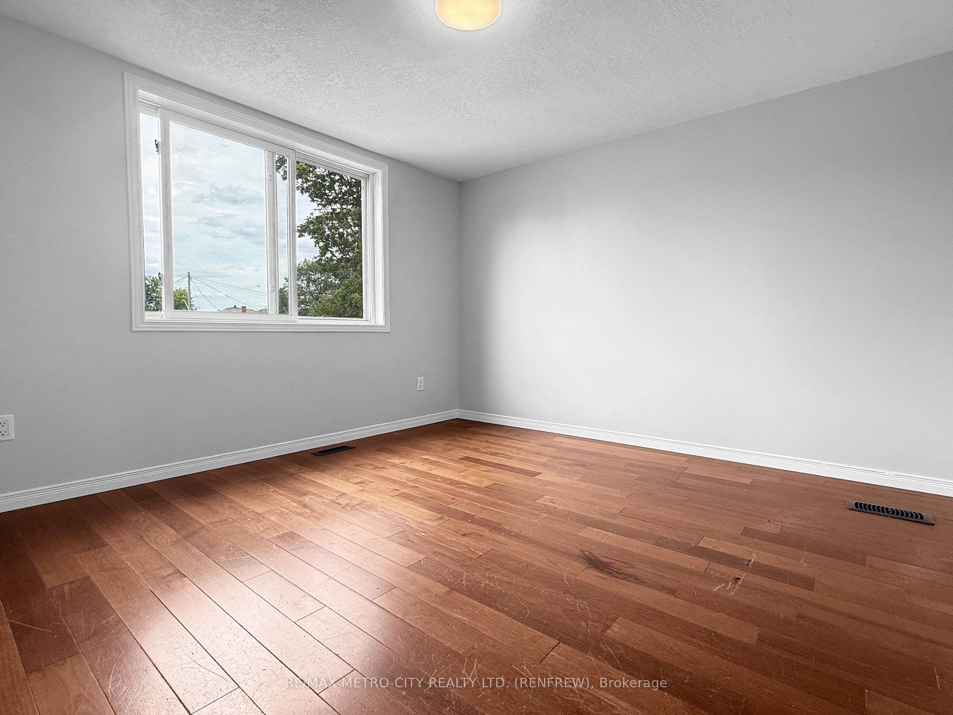 Photo 9 of 143 Bonnechere Street S, Renfrew, Renfrew — HOMEH