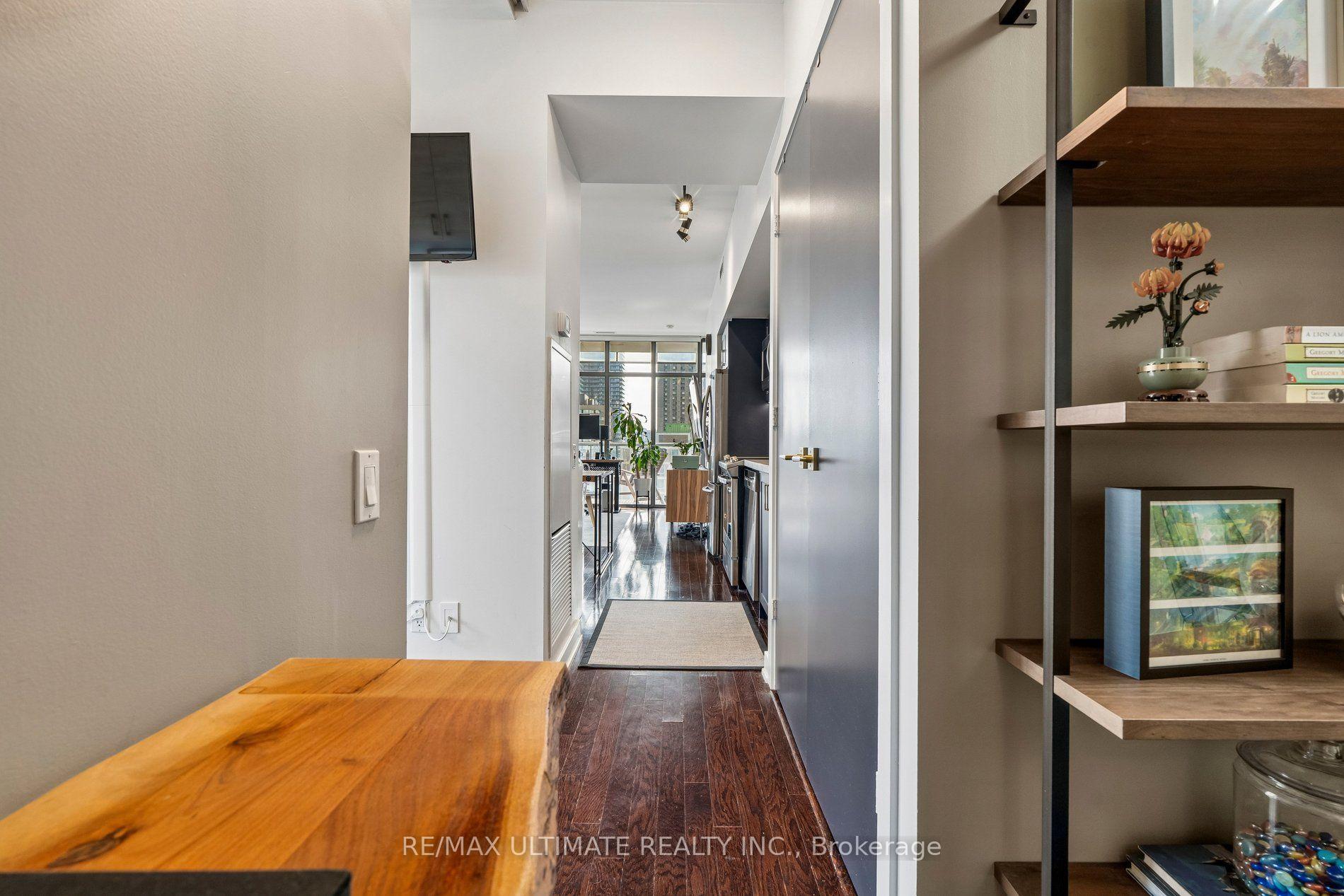 Photo 4 of Unit 905, 33 Charles Street E, Toronto, Church-Yonge Corridor — HOMEH
