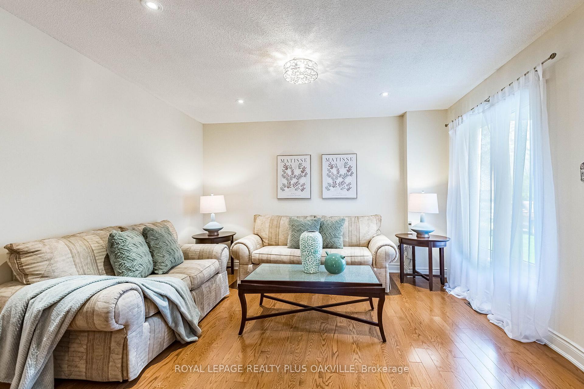 Photo 6 of 394 Maidstone Crescent, Oakville, Glen Abbey — HOMEH