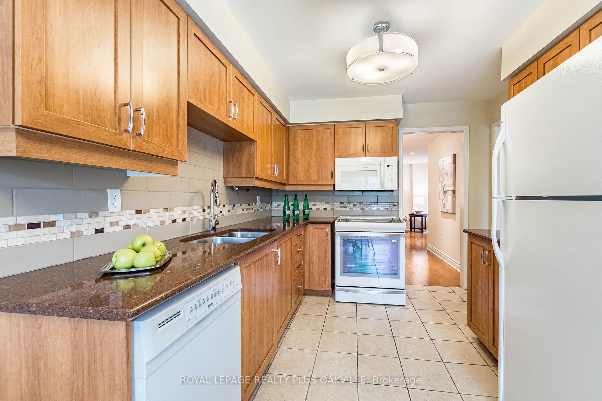 Photo 16 of 394 Maidstone Crescent, Oakville, Glen Abbey — HOMEH
